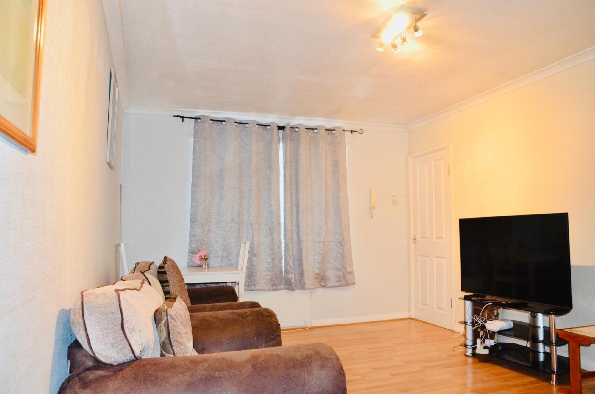 2 Bed With Well Equipped Kitchen Perfect For Group Or Family Apartment *