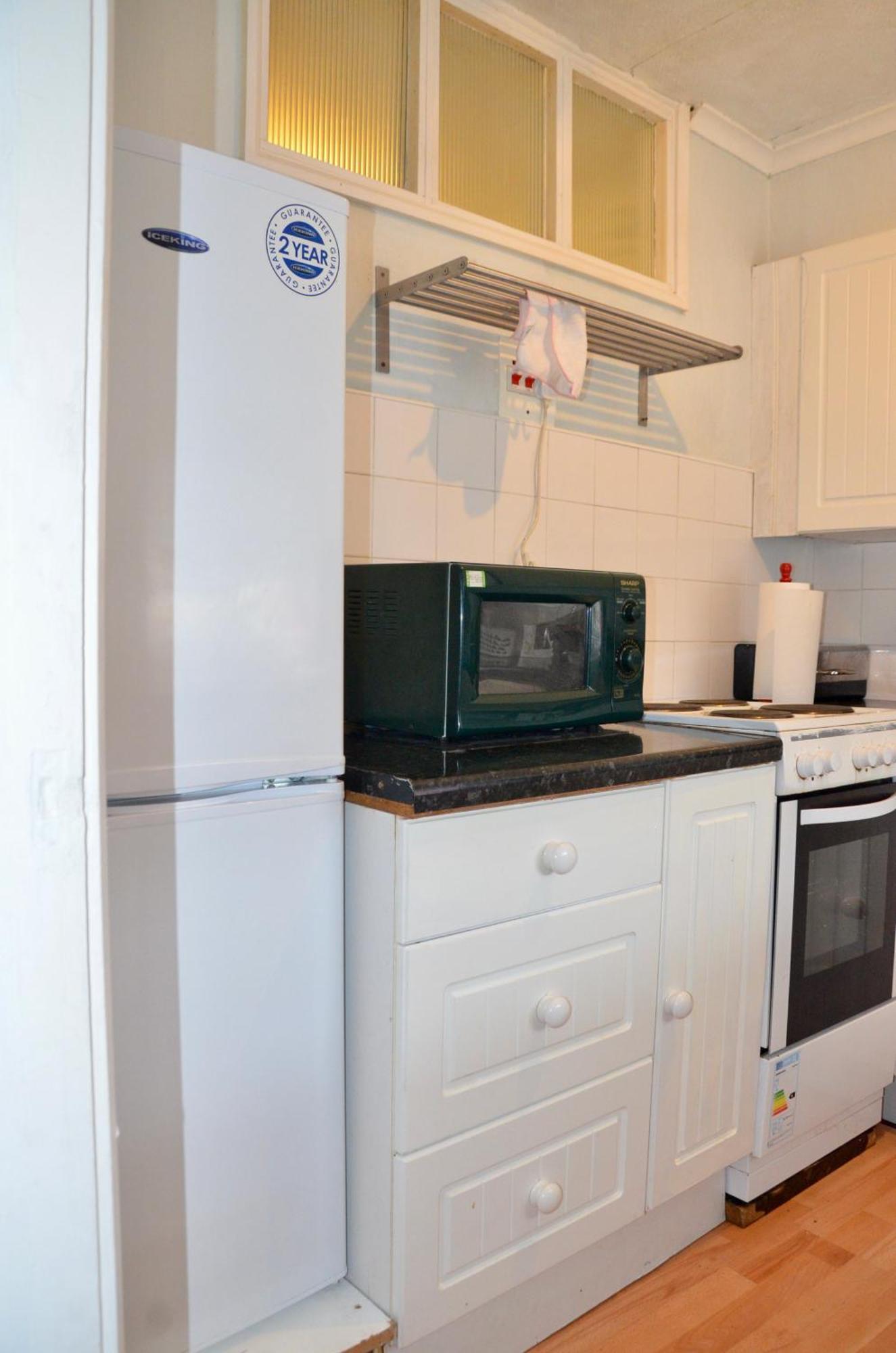 2 Bed With Well Equipped Kitchen Perfect For Group Or Family Apartment