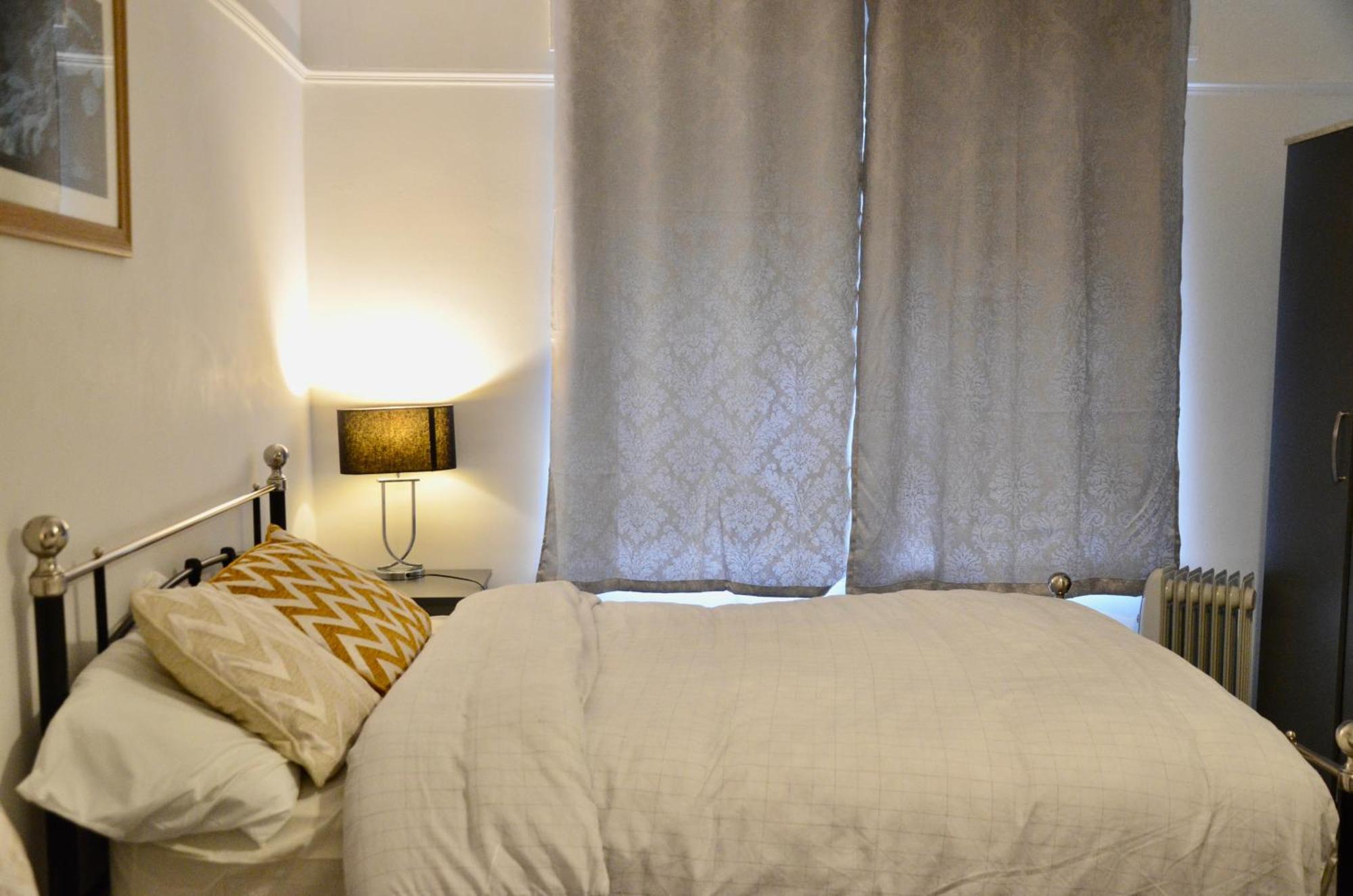 2 Bed With Well Equipped Kitchen Perfect For Group Or Family Apartment *