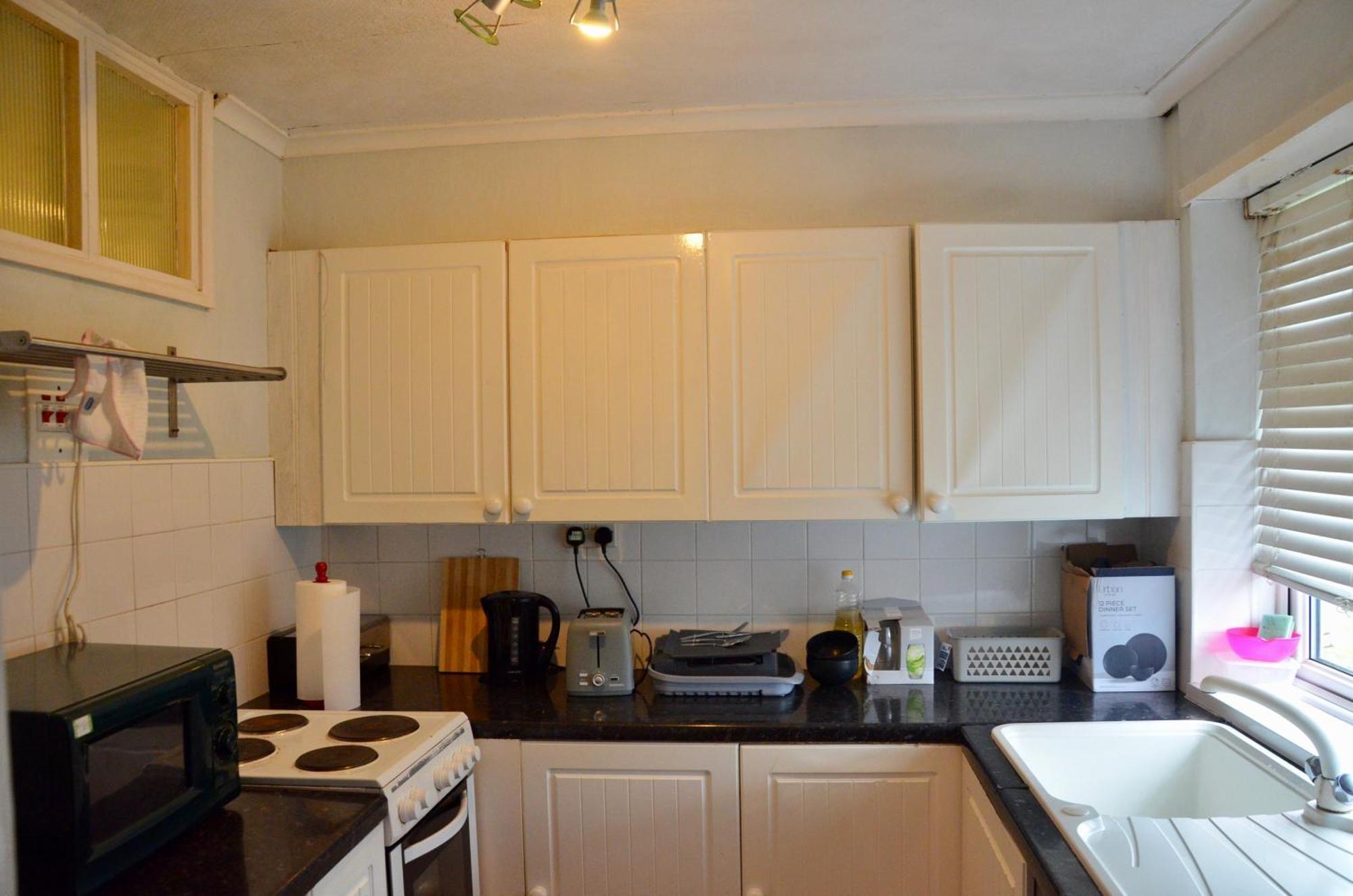 2 Bed With Well Equipped Kitchen Perfect For Group Or Family Apartment *