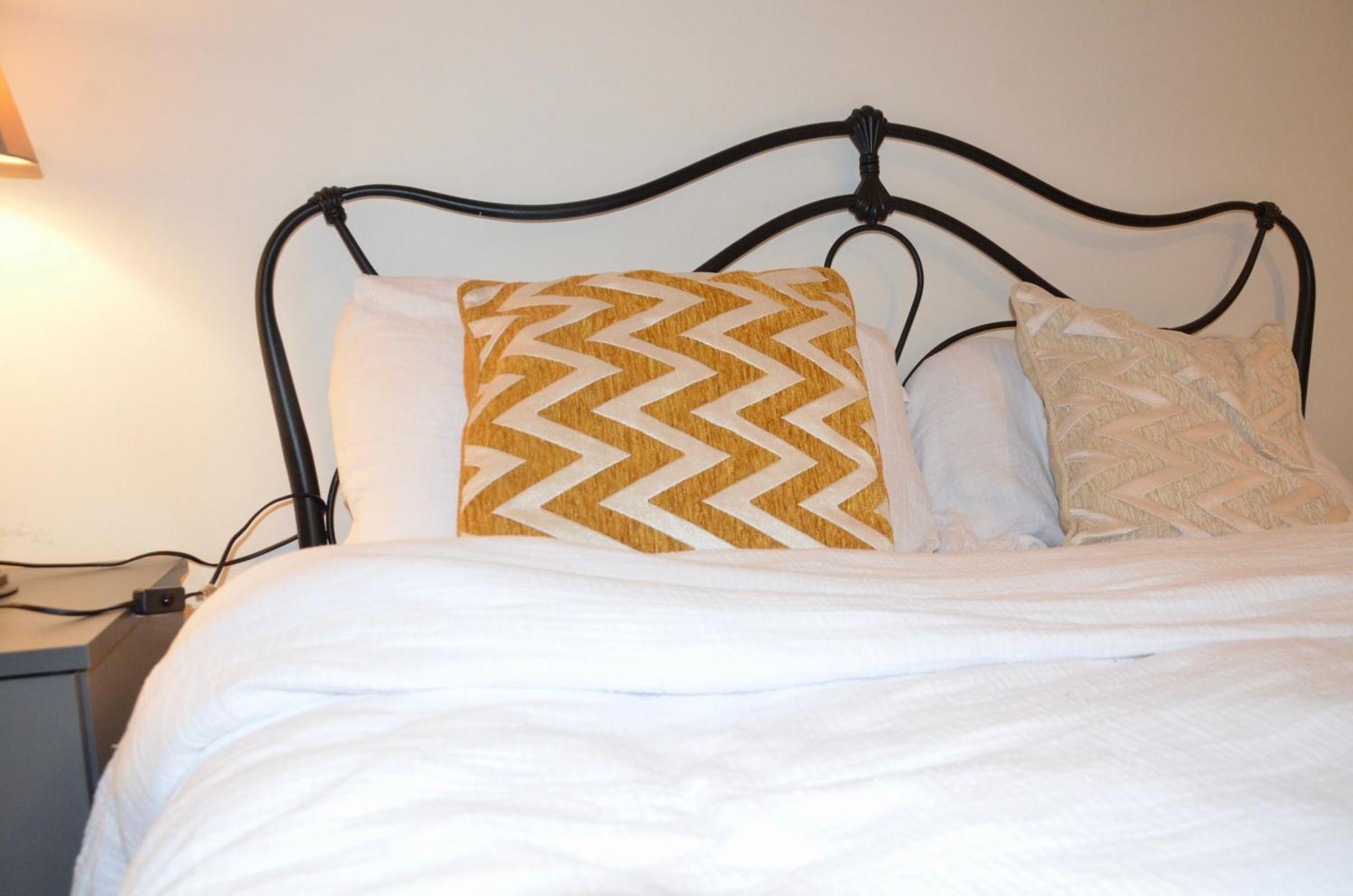 2 Bed With Well Equipped Kitchen Perfect For Group Or Family Apartment