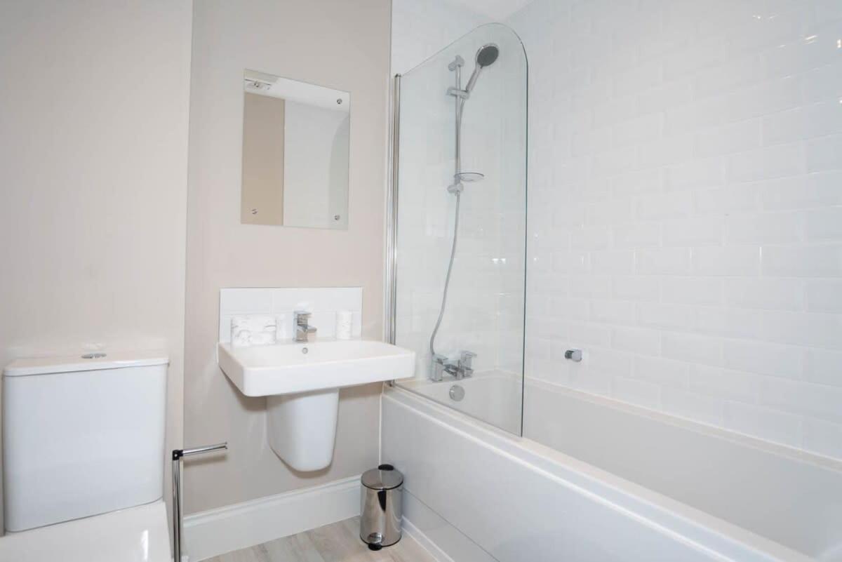 Fantastic 3br House In With Garden Birmingham