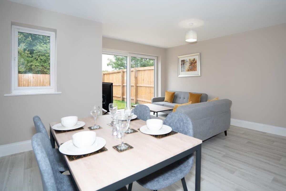 Fantastic 3br House In With Garden *