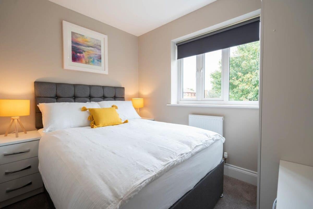 Fantastic 3br House In With Garden