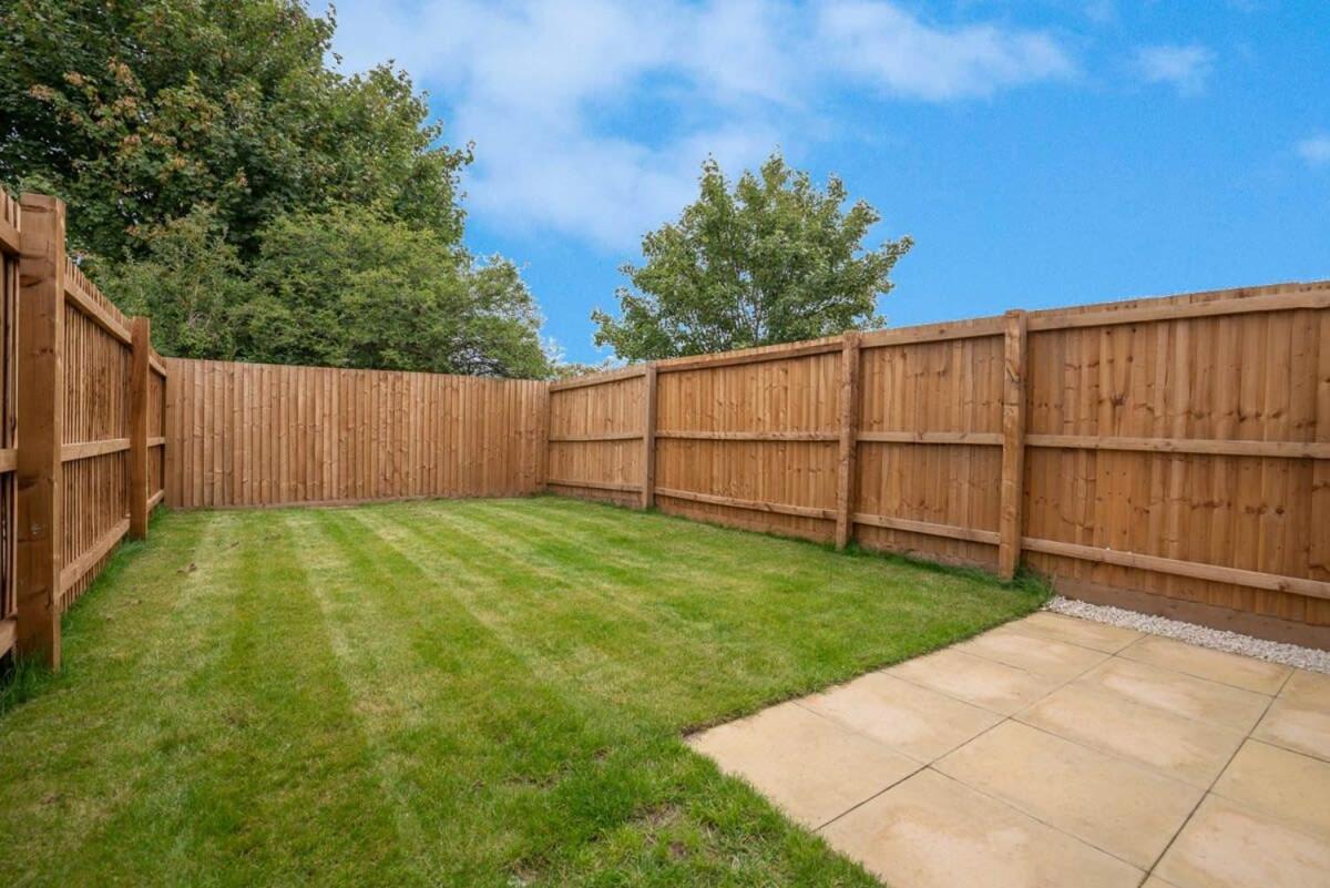 Fantastic 3br House In With Garden *