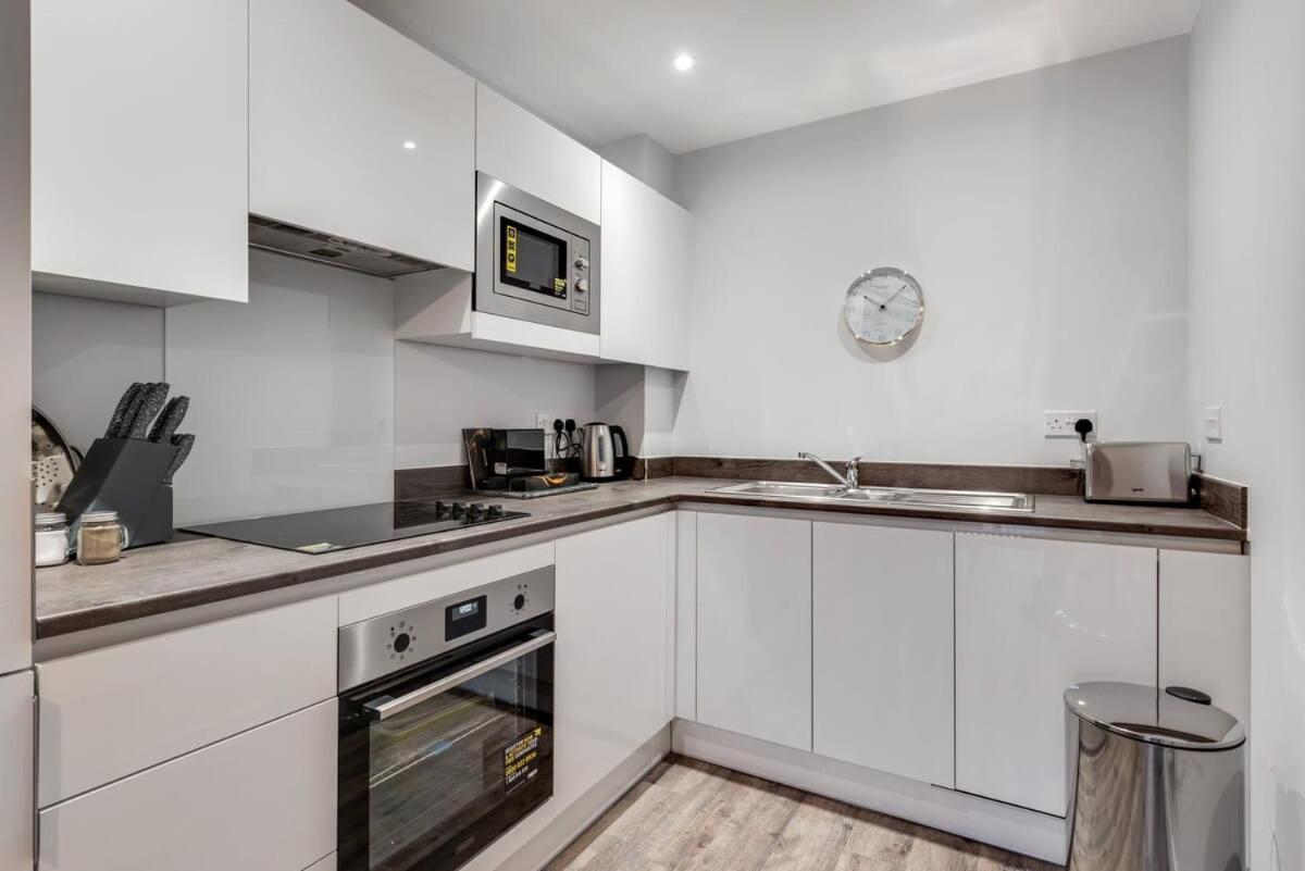 Fantastic 1 Bedroom Flat In Apartment *