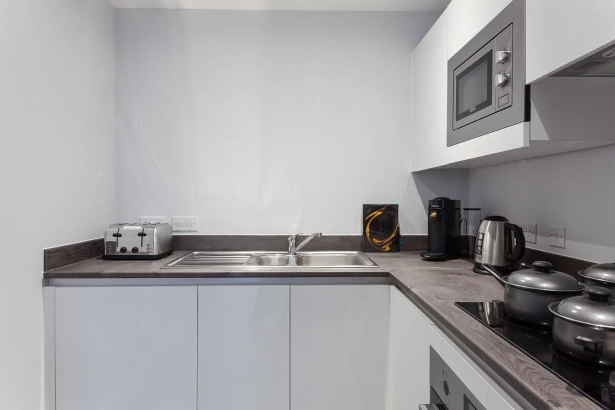 Apartment Stylish Contemporary 1br In *