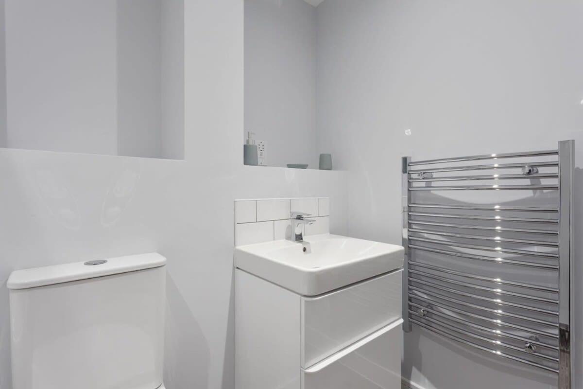 Apartment Stylish Contemporary 1br In *