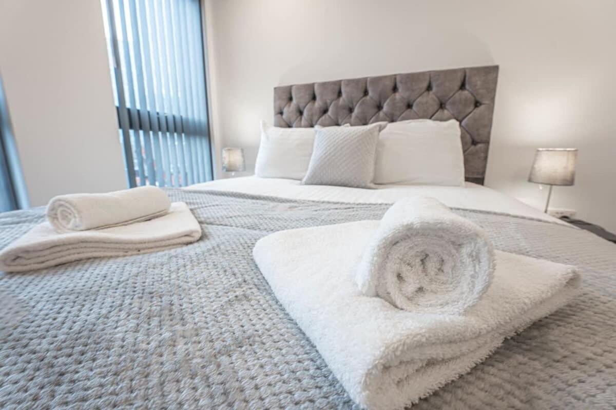 Lovely 1 Bedroom In Location Apartment *