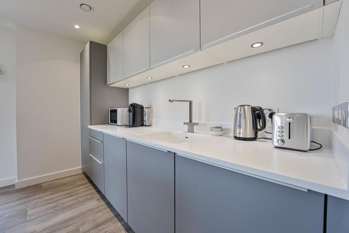 Stunning 2 Bed In Apartment *
