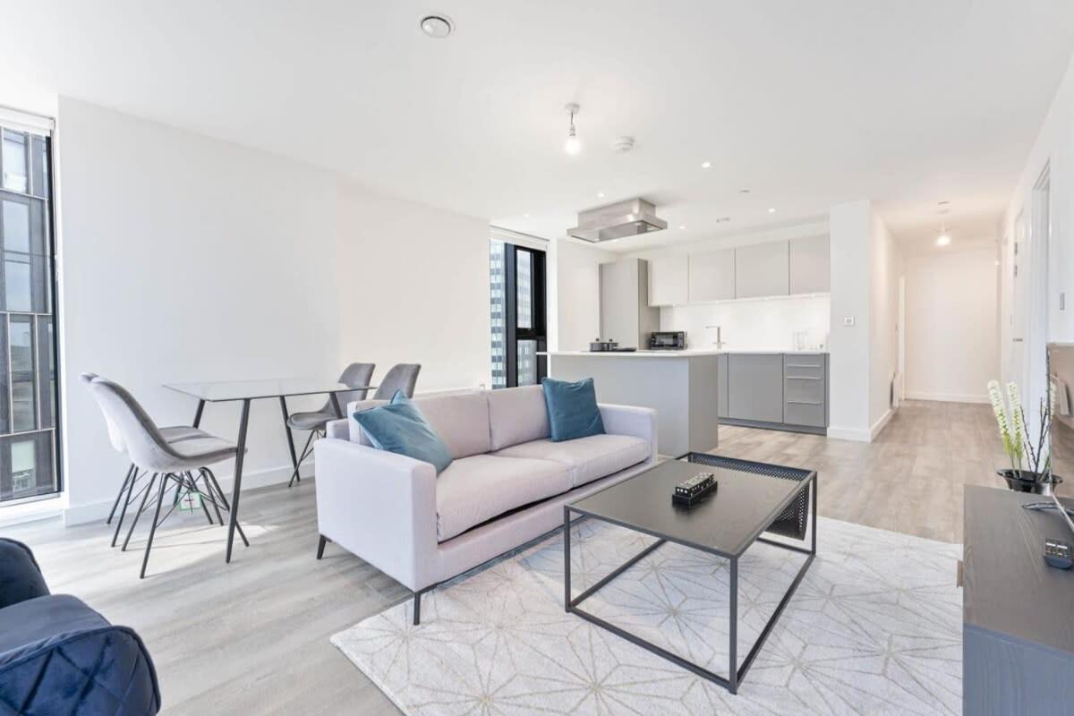 Stunning Modern 2 Bed In Apartment *