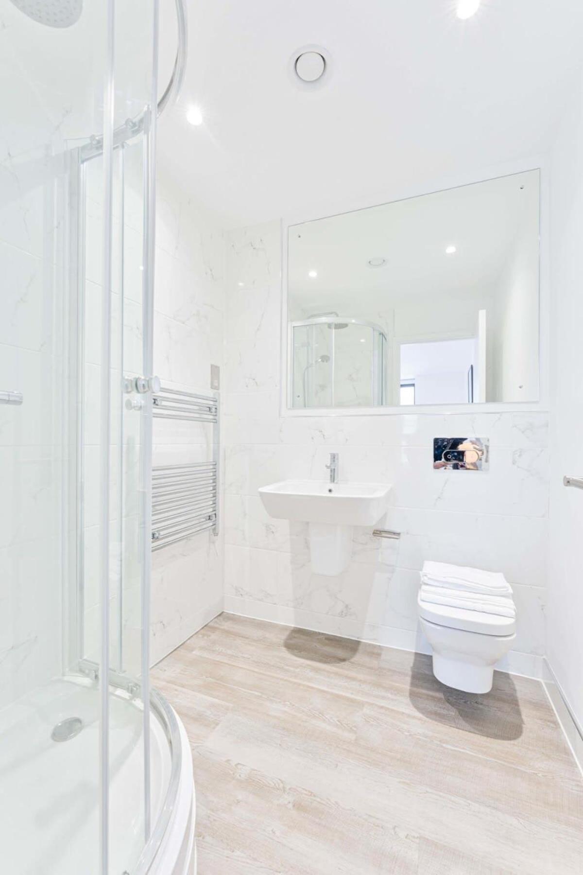 Stunning Modern 2 Bed In Apartment *