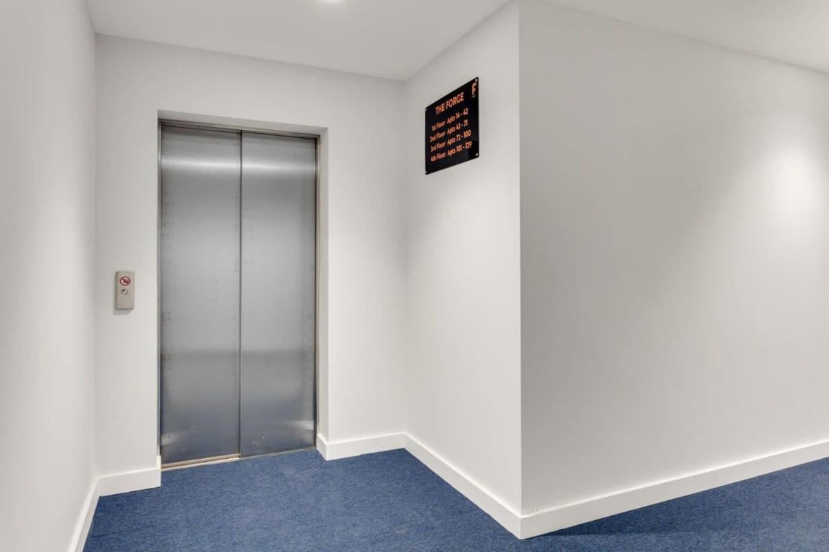 Modern 2 Bedroom In Apartment *