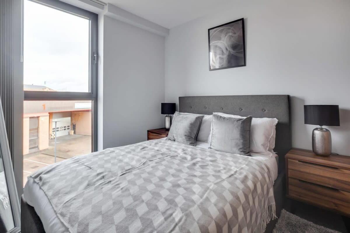 Modern 2 Bedroom In Apartment *