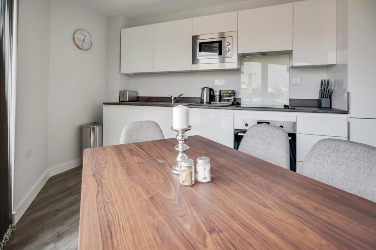 Modern 2 Bedroom In Apartment *