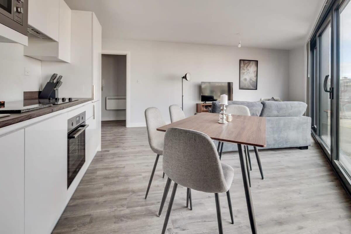Modern 2 Bedroom In Apartment