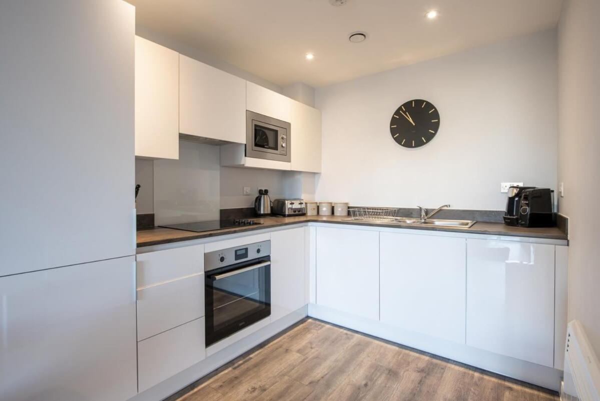 Stylish And Comfortable 1 Bedroom In Apartment *