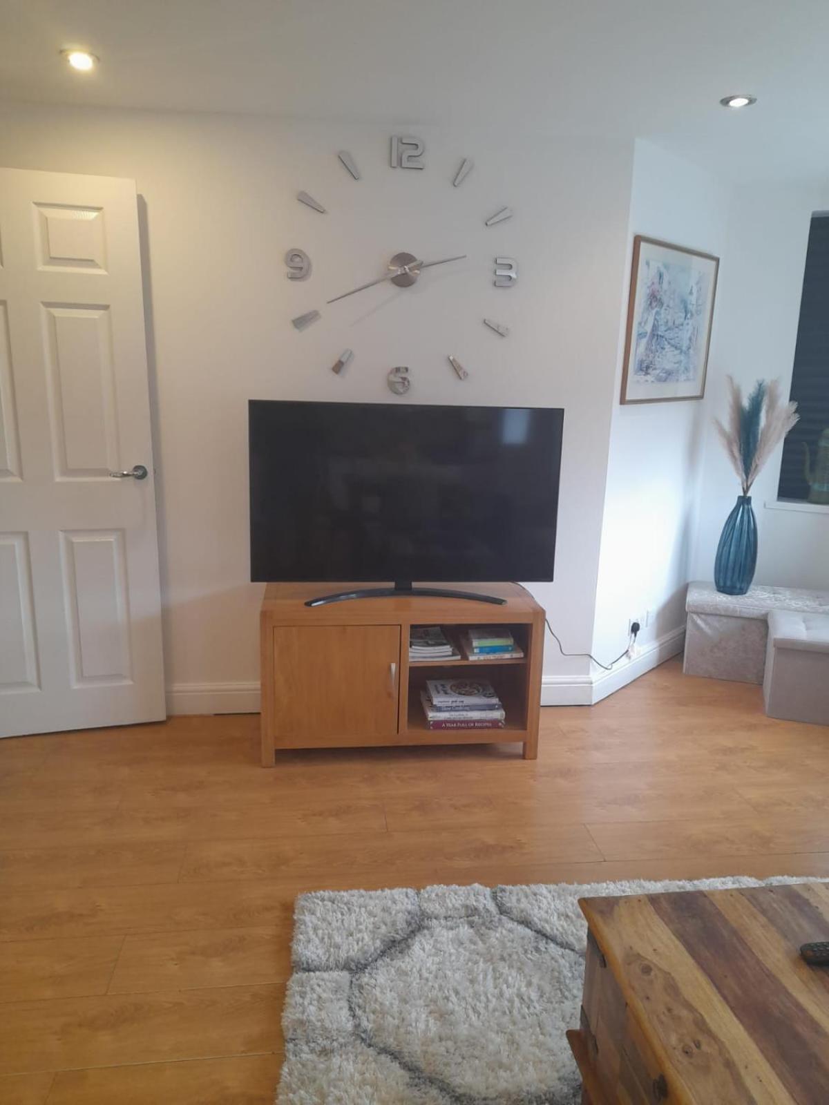 One Bedroom Aston B6 -parking- Sleeps 4 *