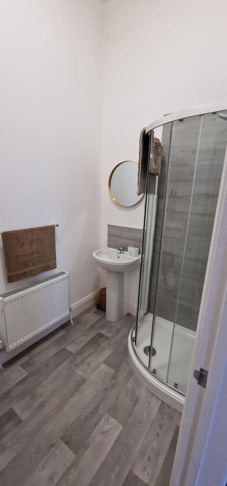 Modern 7-br Retreat Ensuite Holiday home