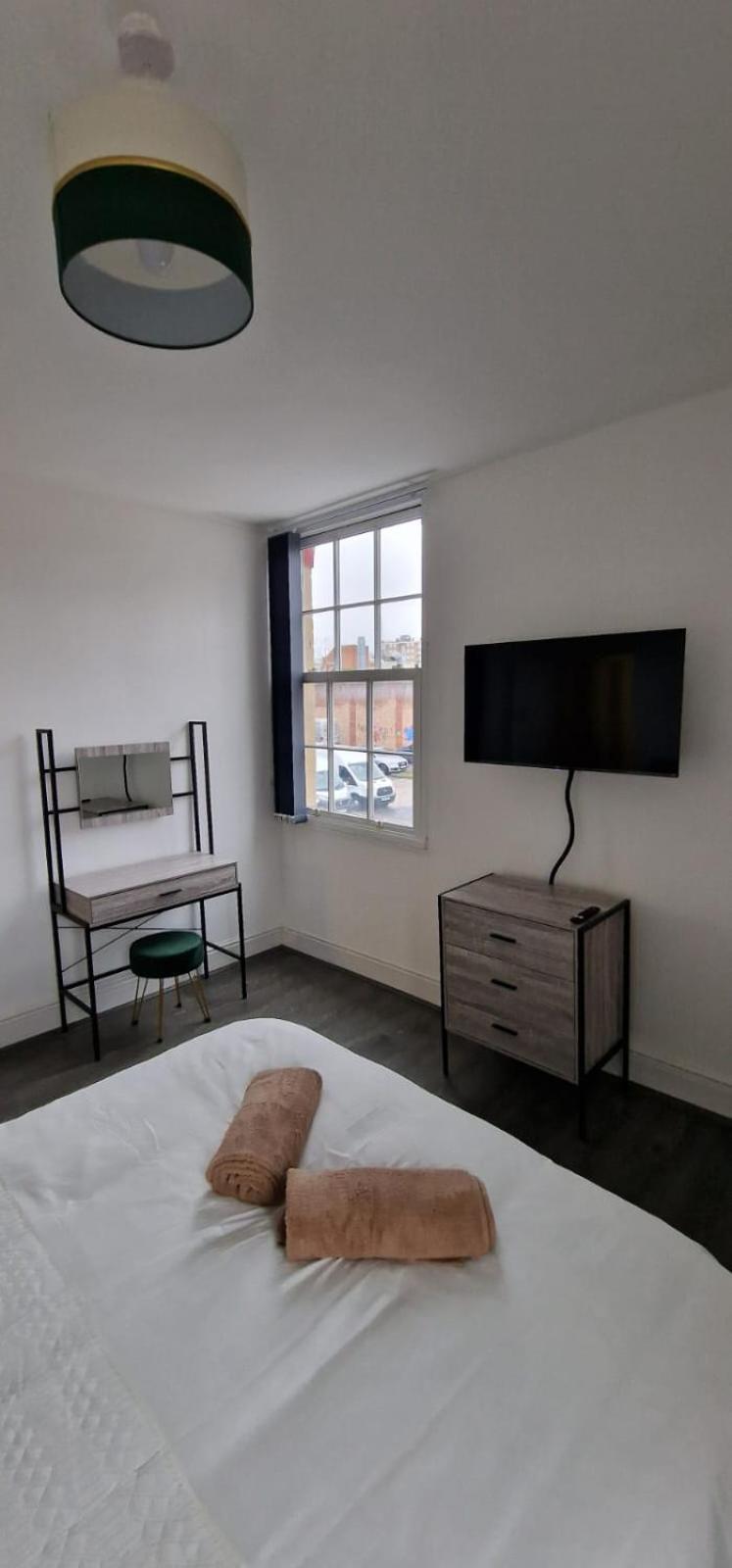 Modern 7-br Retreat Ensuite Holiday home