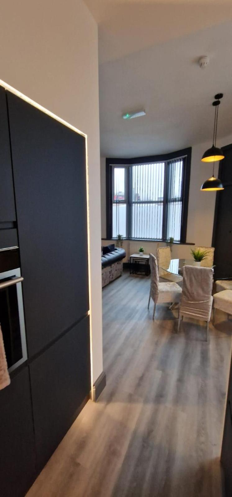 Modern 7-br Retreat Ensuite Holiday home Birmingham