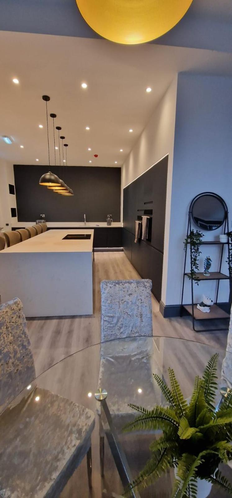 Modern 7-br Retreat Ensuite Holiday home Birmingham