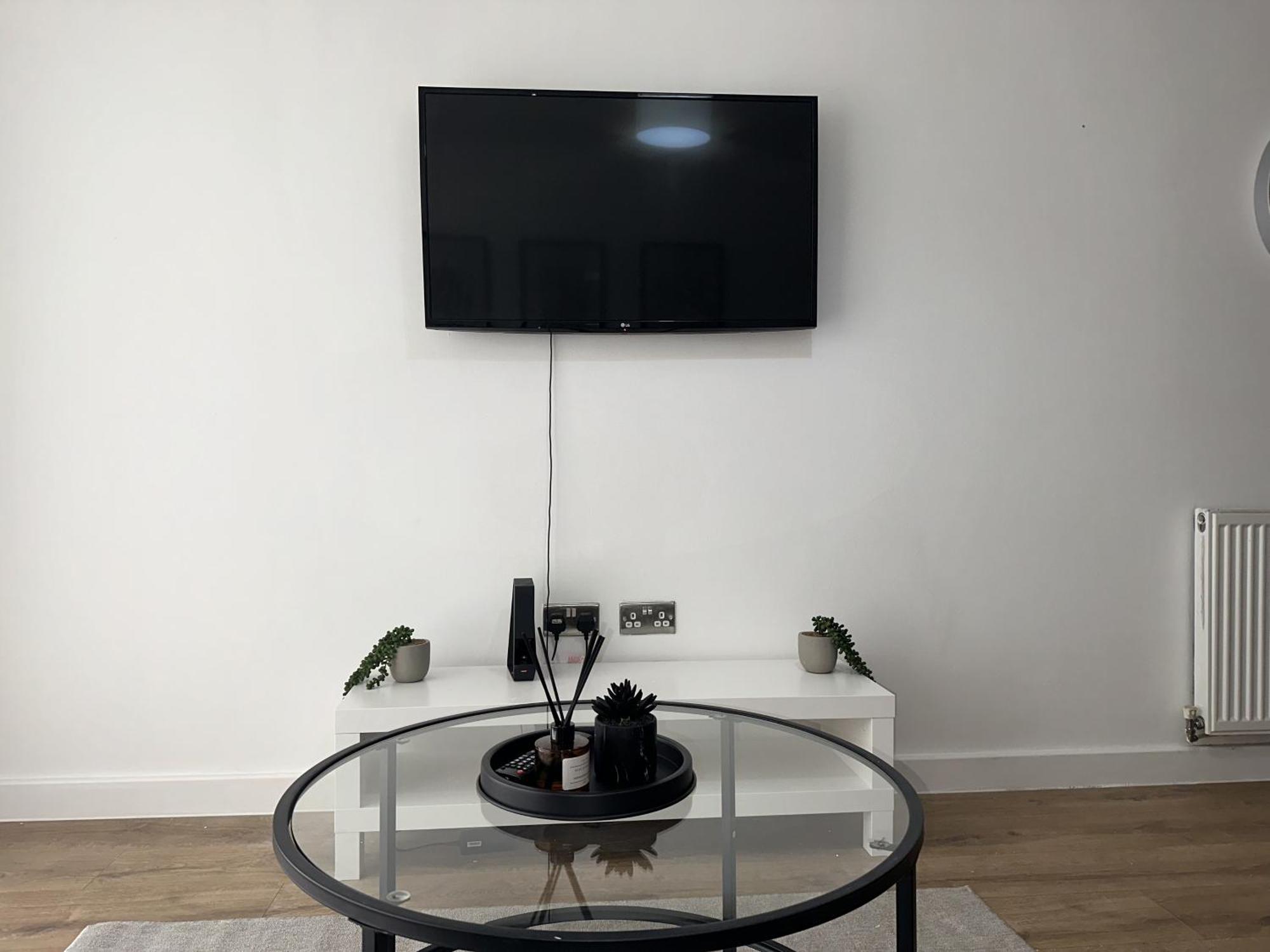 Luxury - Smart Tv - Fast Wifi - Near Utilitia Arena & Icc