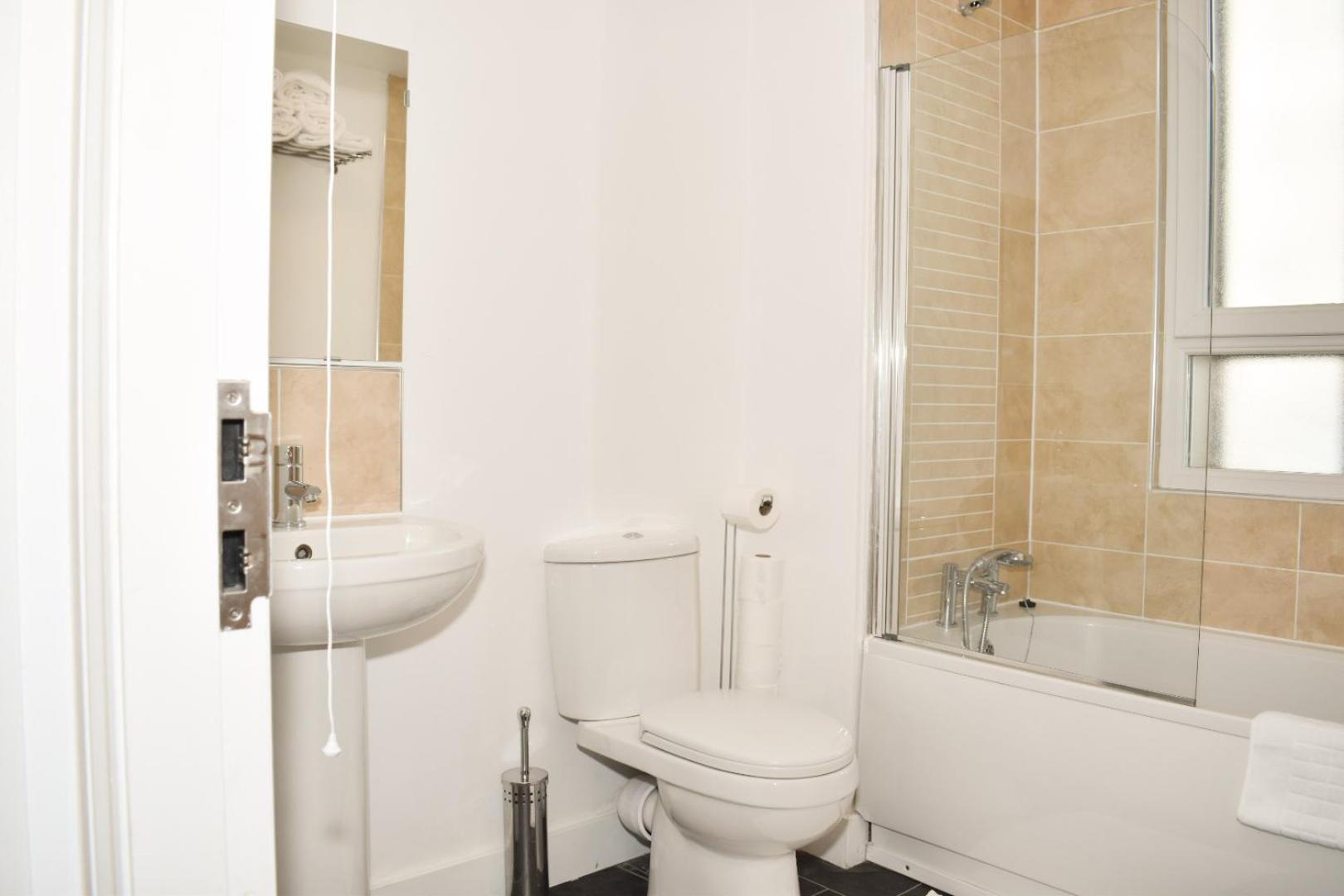 Vibrant Serviced In Central Apartment