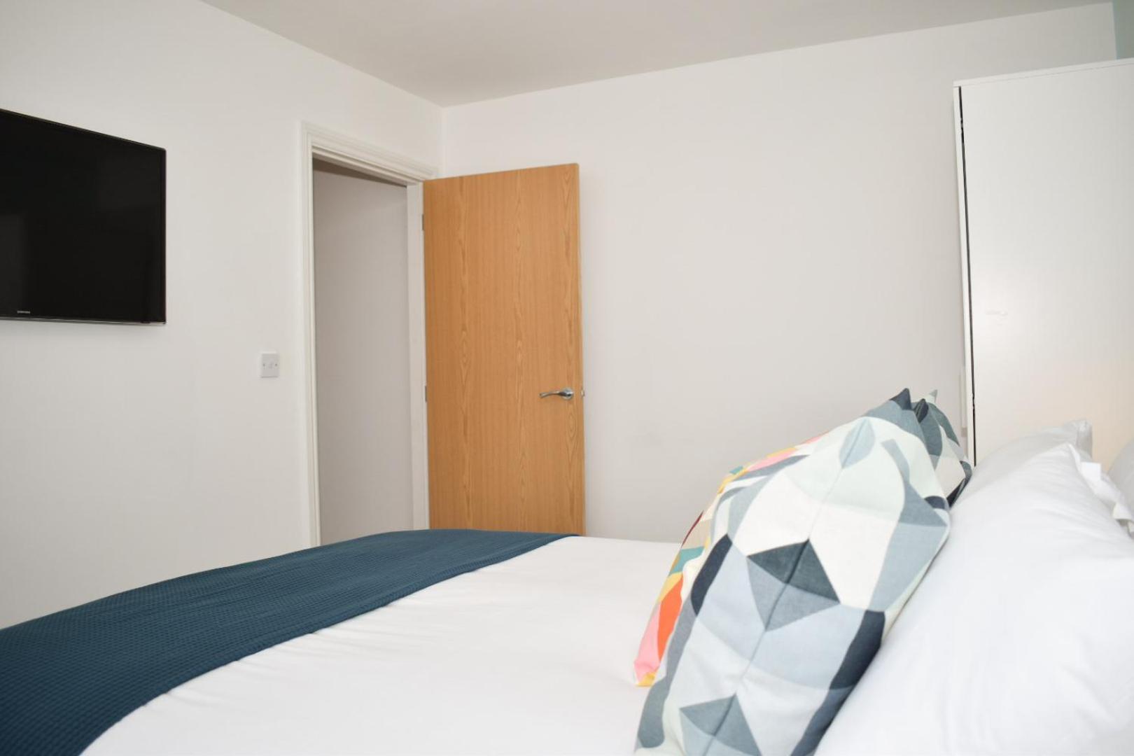 Vibrant Serviced In Central Apartment *