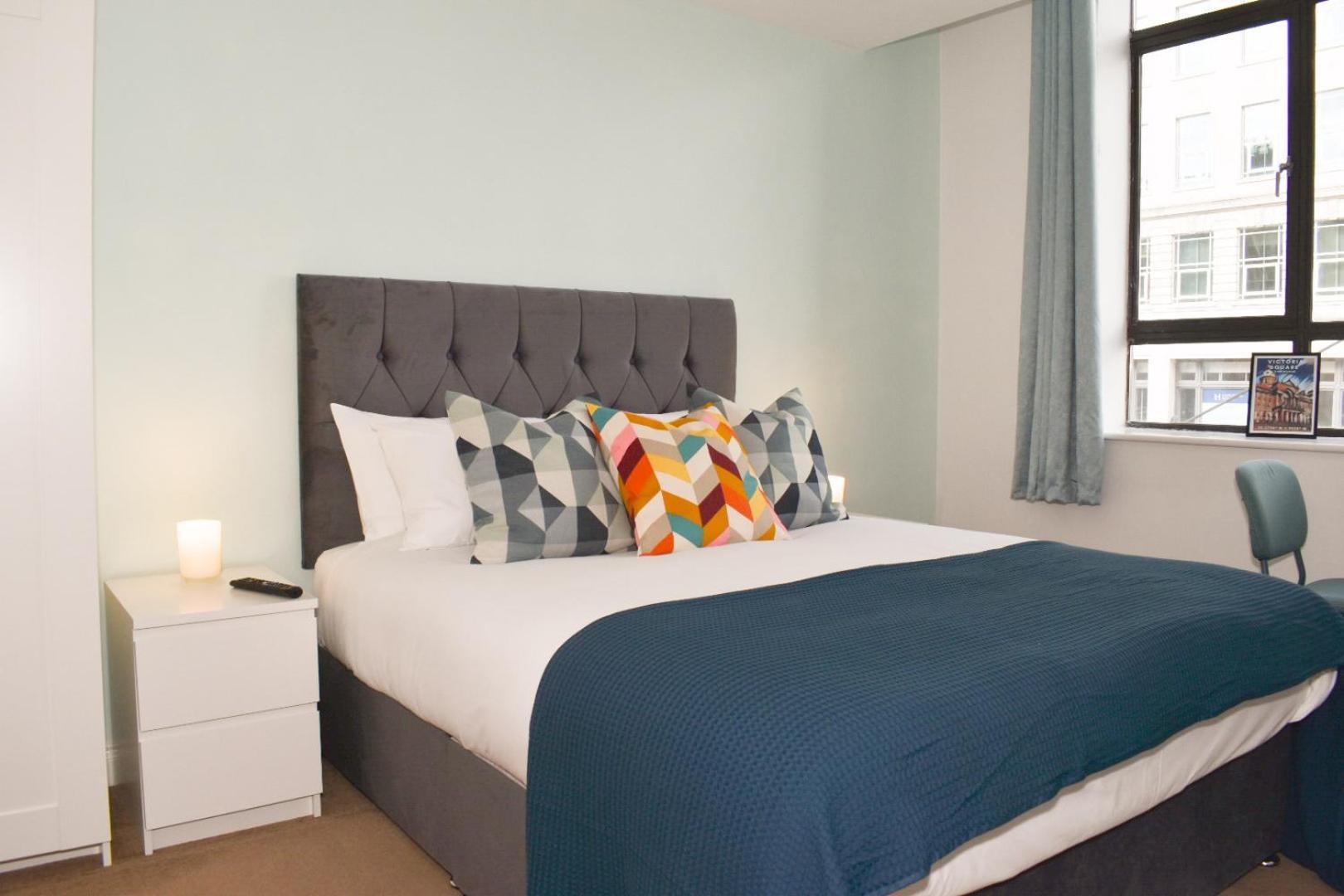 Vibrant Serviced In Central Apartment *
