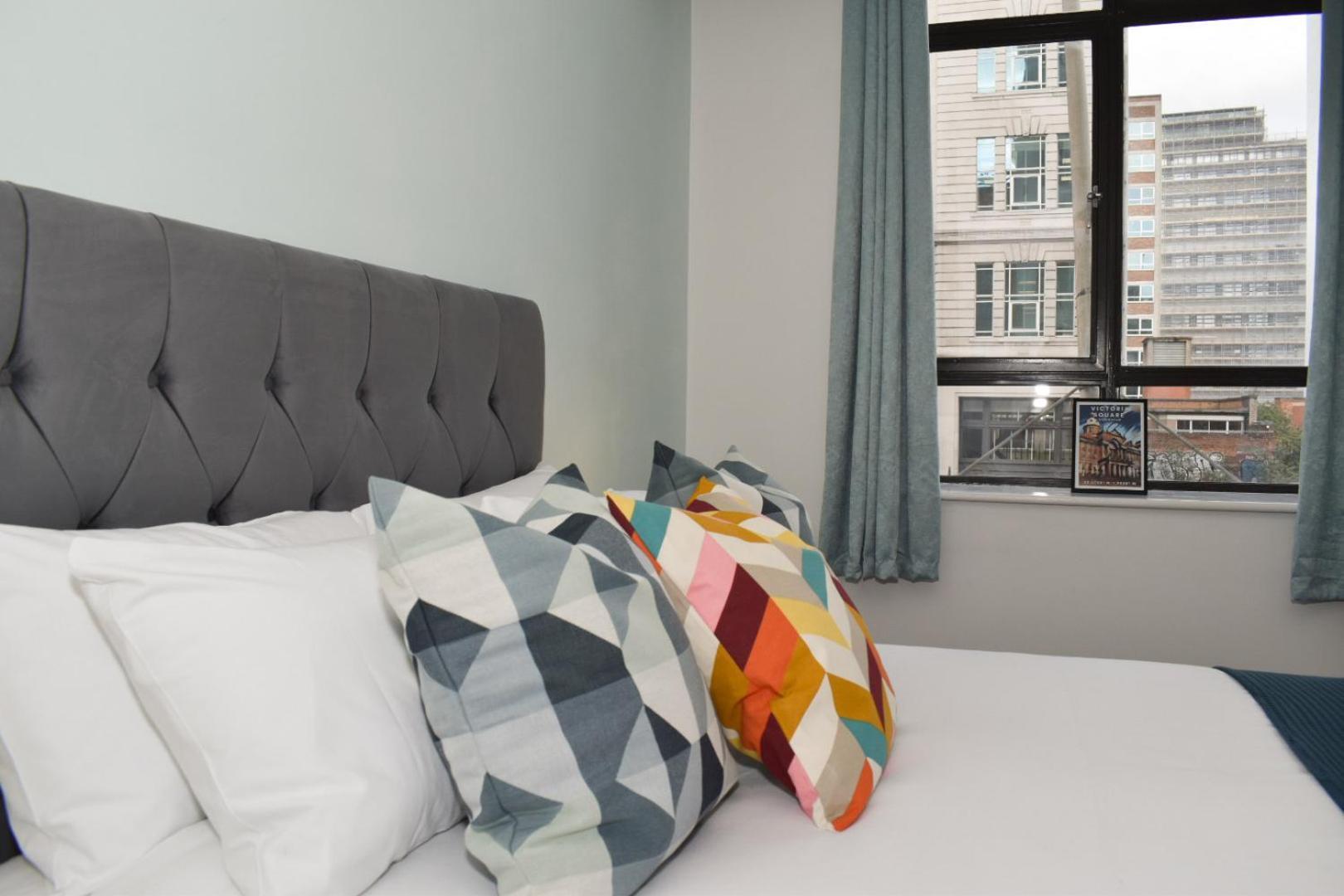 Vibrant Serviced In Central Apartment *