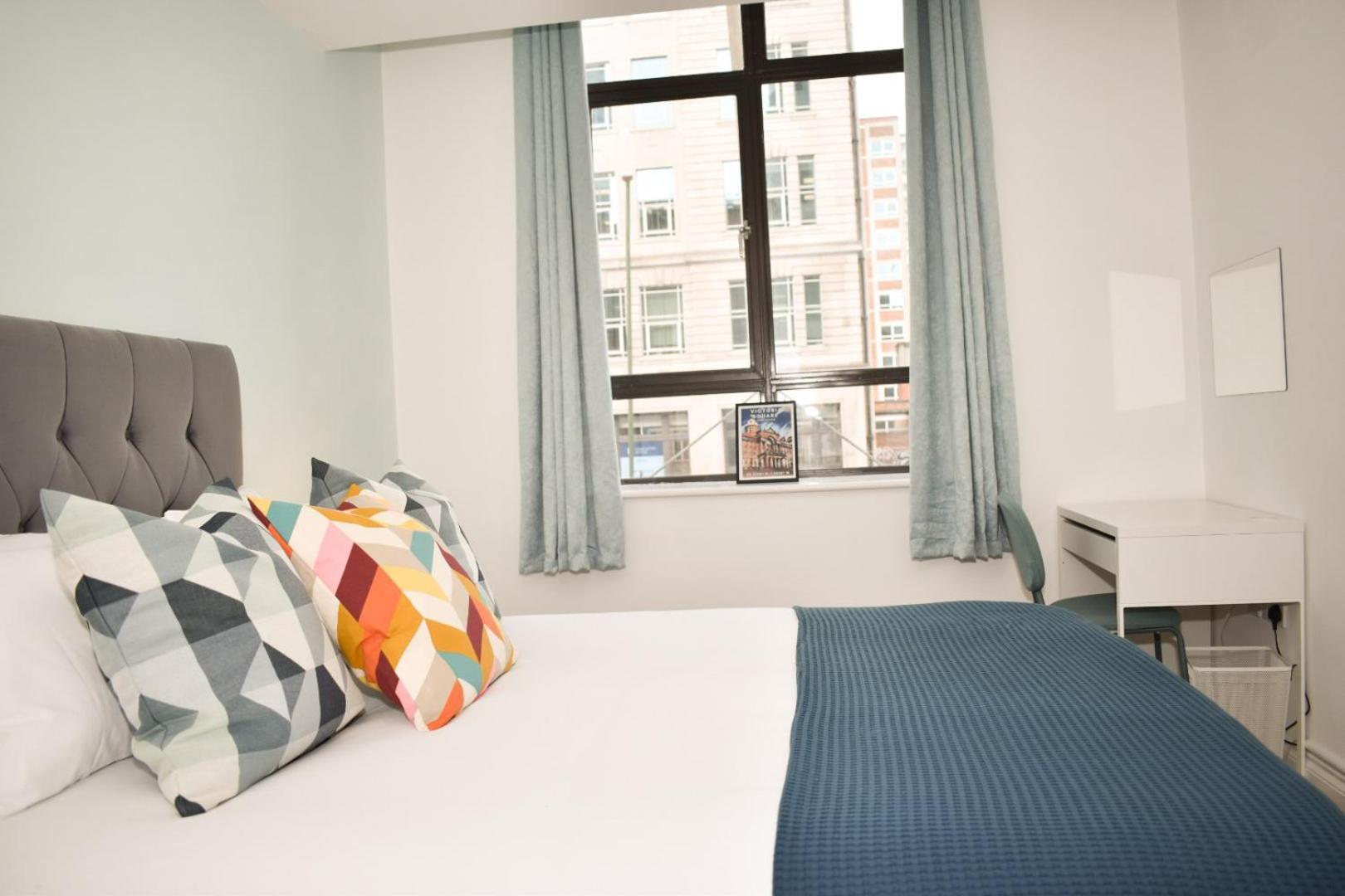 Vibrant Serviced In Central Apartment *