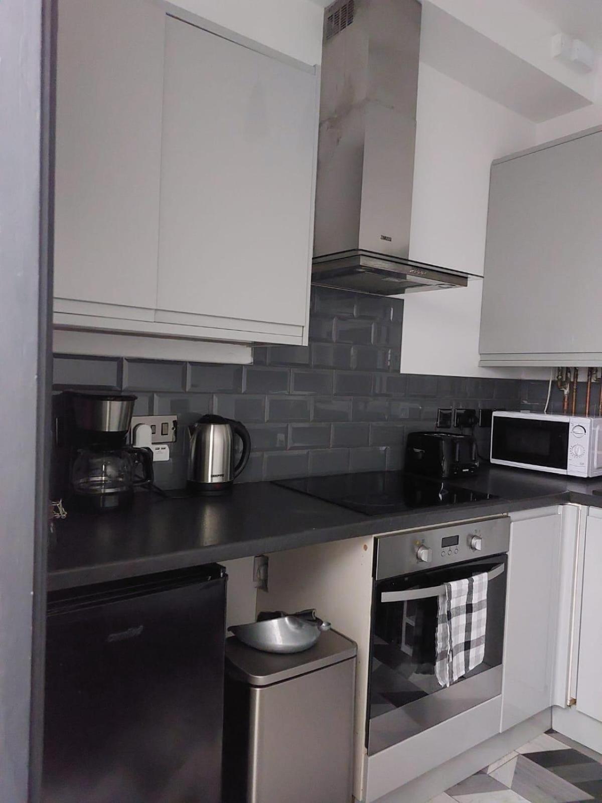 Stylish 2 Bedroom Ensuite Flat In Apartment