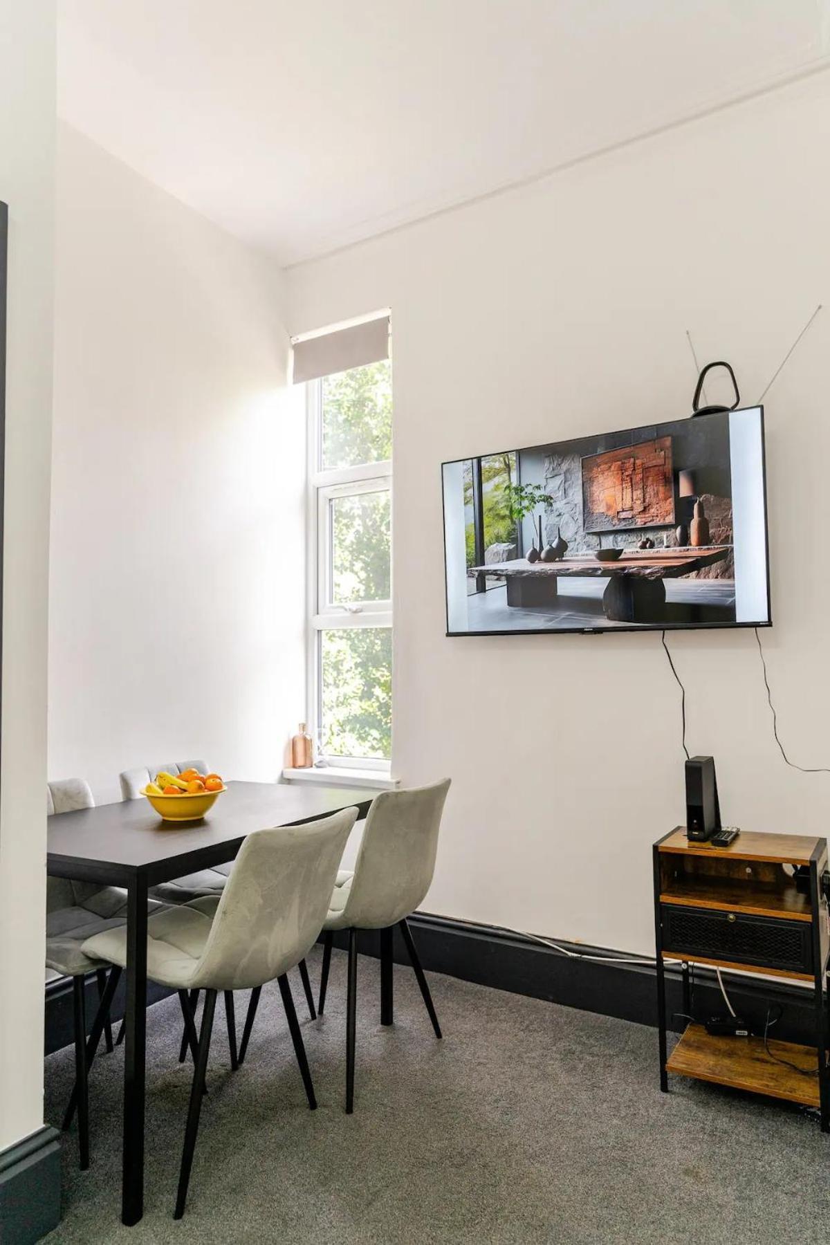 Stylish 2 Bedroom Ensuite Flat In Apartment *