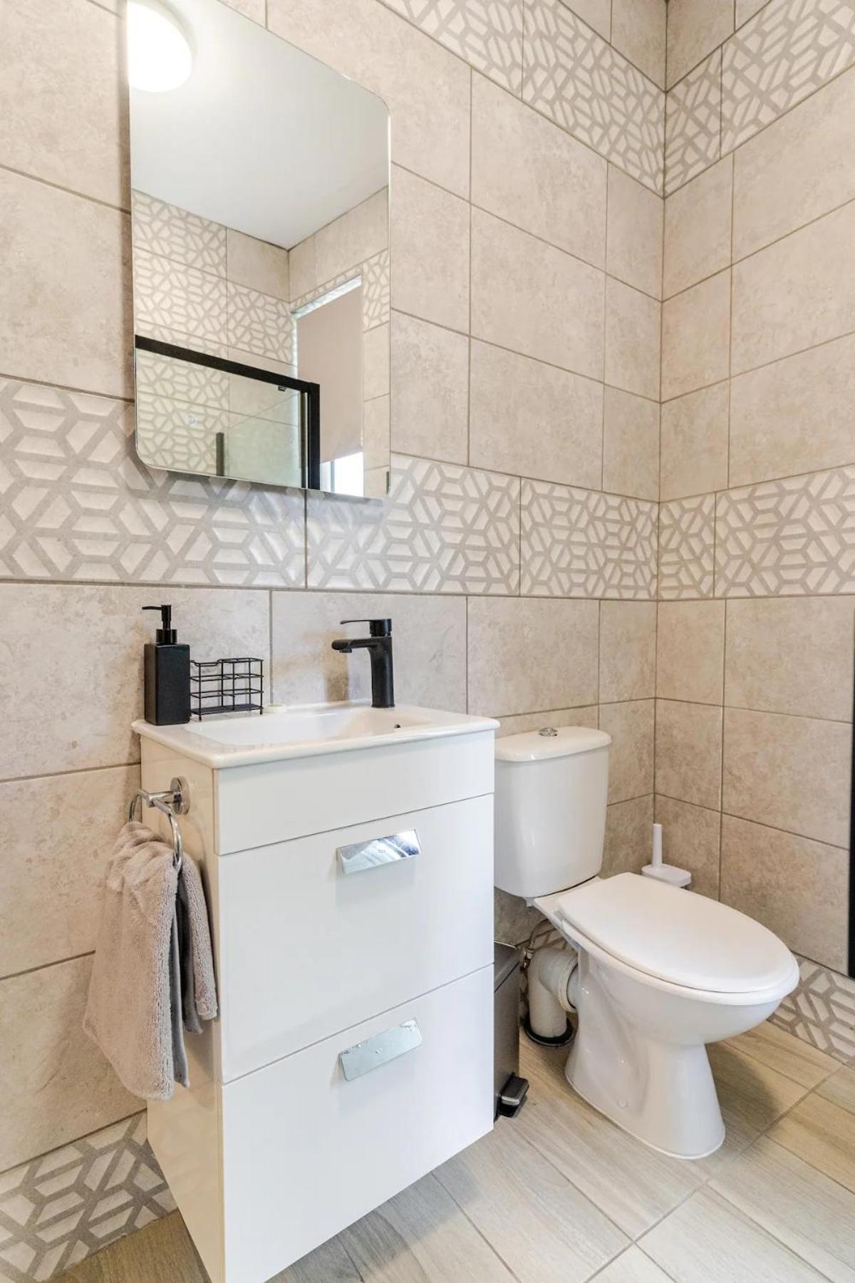 Stylish 2 Bedroom Ensuite Flat In