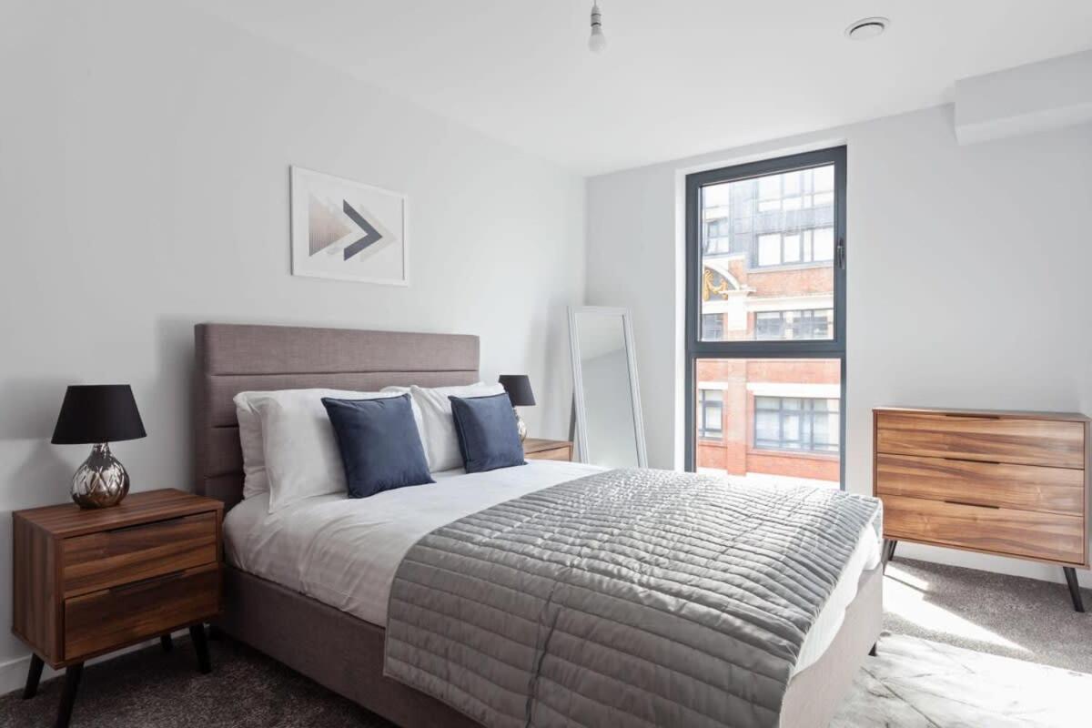 Modern & Spacious In Apartment *