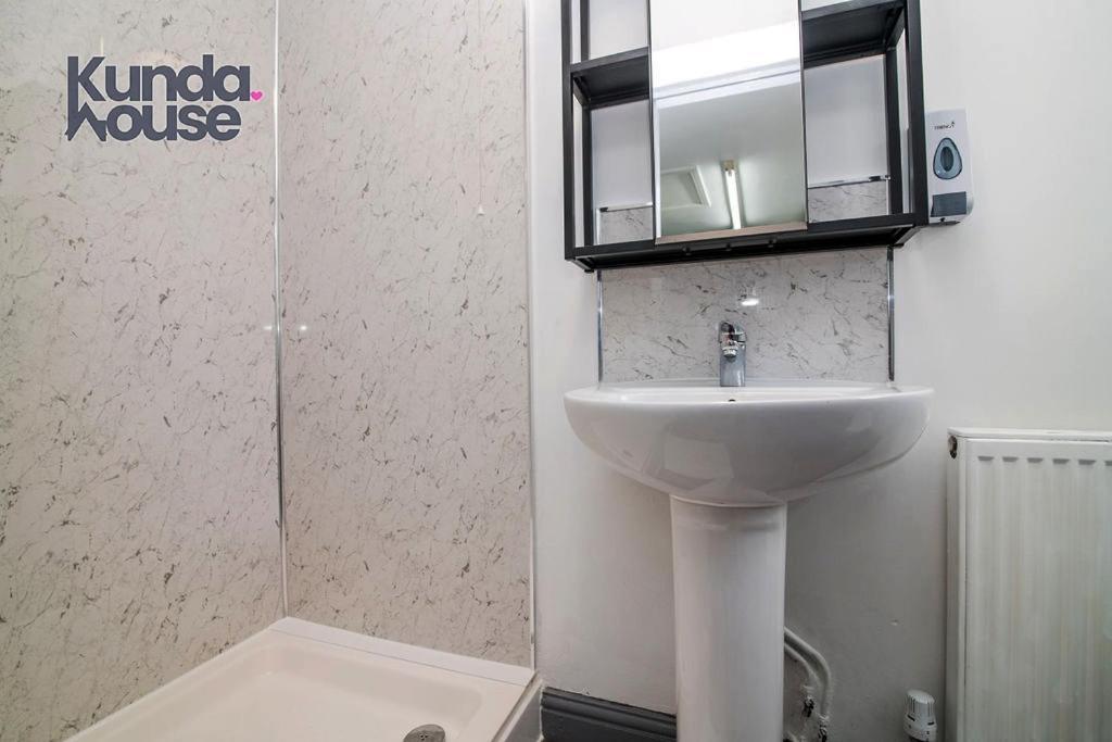 Kunda House O Grange Bunk Men Only Guest house *