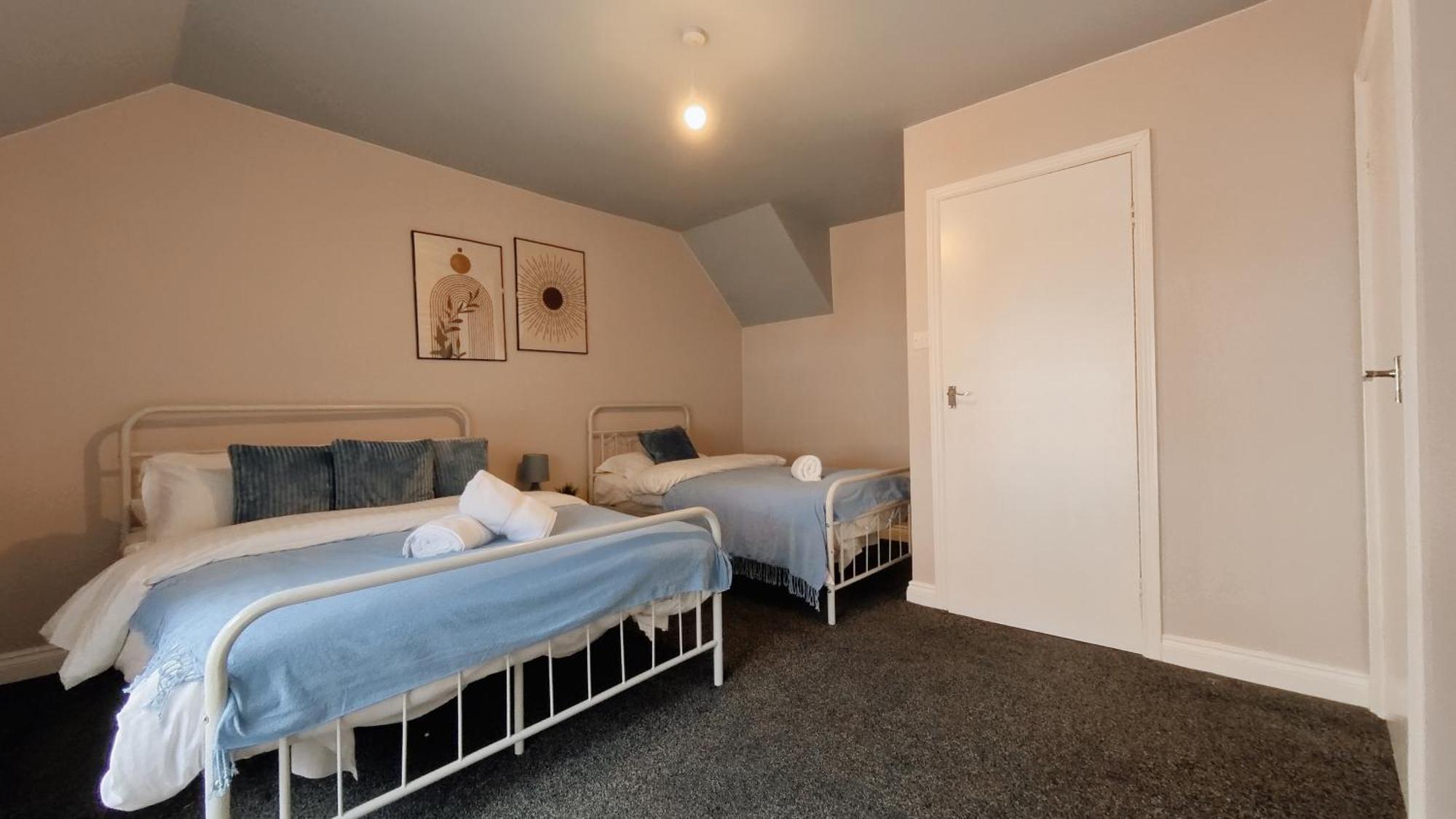 Spacious Duplex With 2 Bathrooms With Free Wi-fi, Parking And Keyless Access, Sleeps Up To 9 - Perfect For Groups