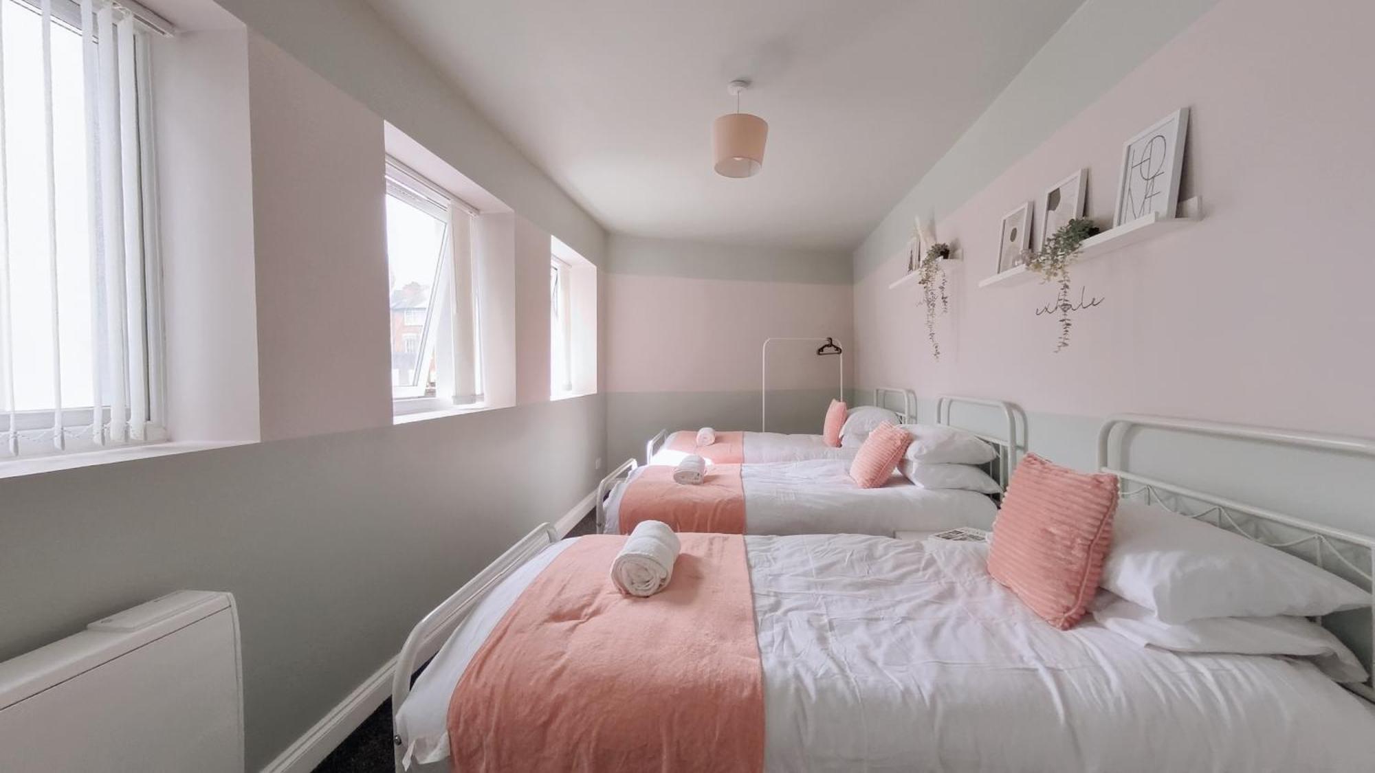 Spacious Duplex With 2 Bathrooms With Free Wi-fi, Parking And Keyless Access, Sleeps Up To 9 - Perfect For Groups Apartment
