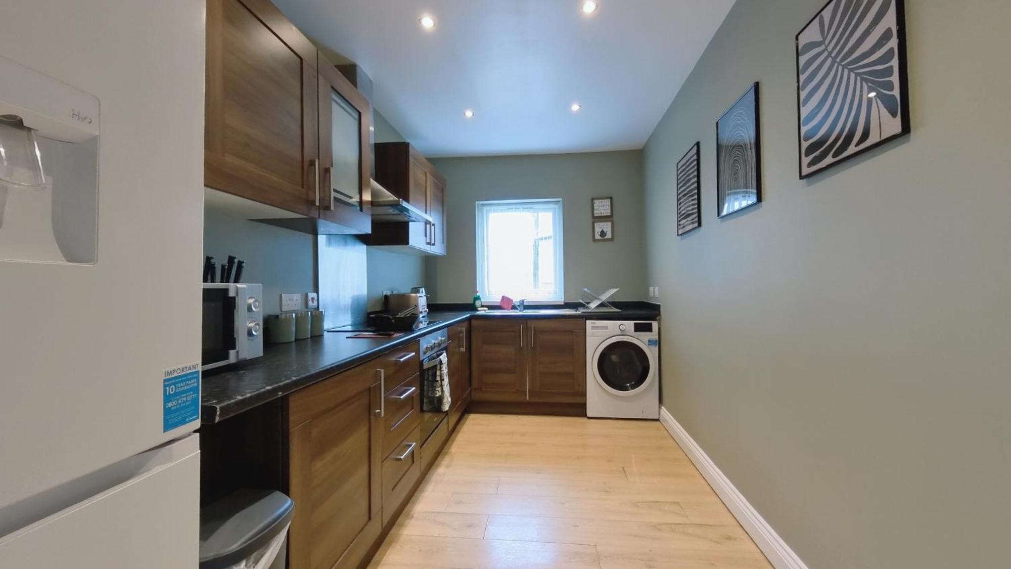 Spacious Duplex With 2 Bathrooms With Free Wi-fi, Parking And Keyless Access, Sleeps Up To 9 - Perfect For Groups *