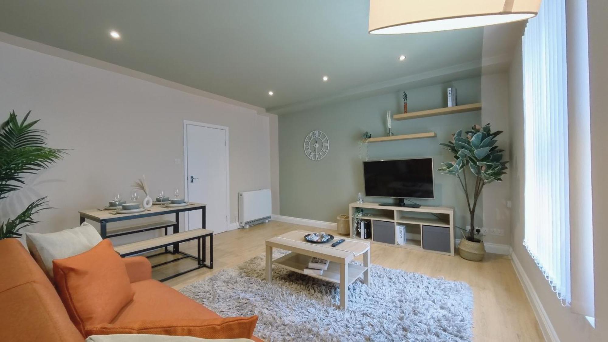 Spacious Duplex With 2 Bathrooms With Free Wi-fi, Parking And Keyless Access, Sleeps Up To 9 - Perfect For Groups