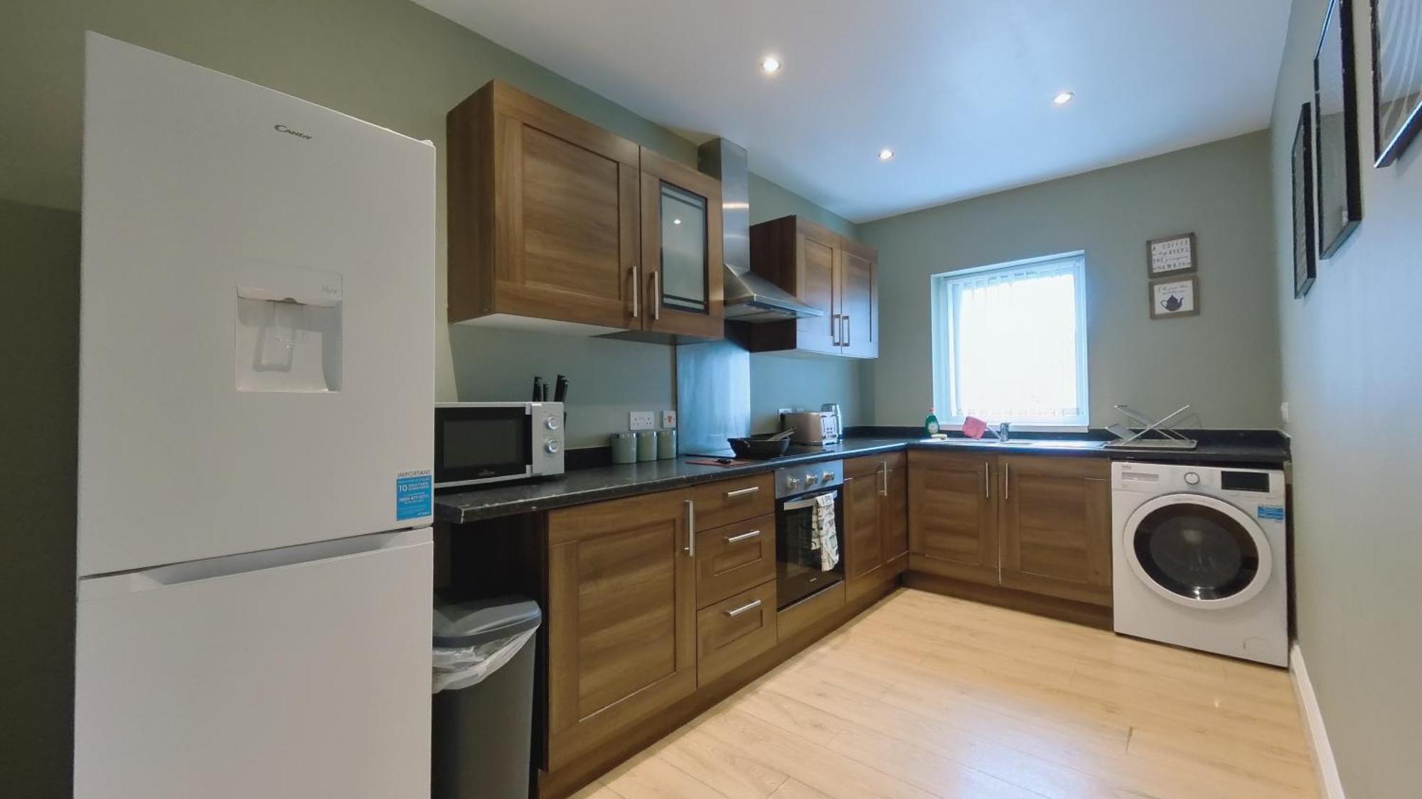 Apartment Spacious Duplex With 2 Bathrooms With Free Wi-fi, Parking And Keyless Access, Sleeps Up To 9 - Perfect For Groups