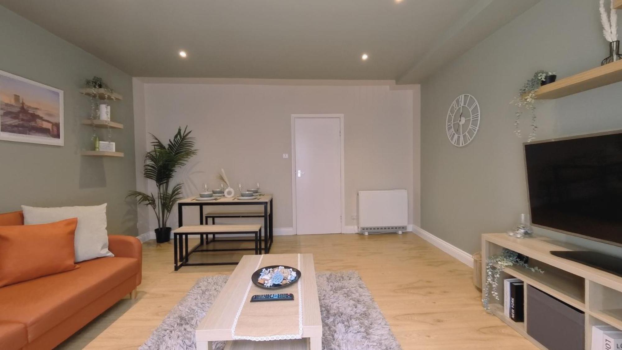 Spacious Duplex With 2 Bathrooms With Free Wi-fi, Parking And Keyless Access, Sleeps Up To 9 - Perfect For Groups Birmingham