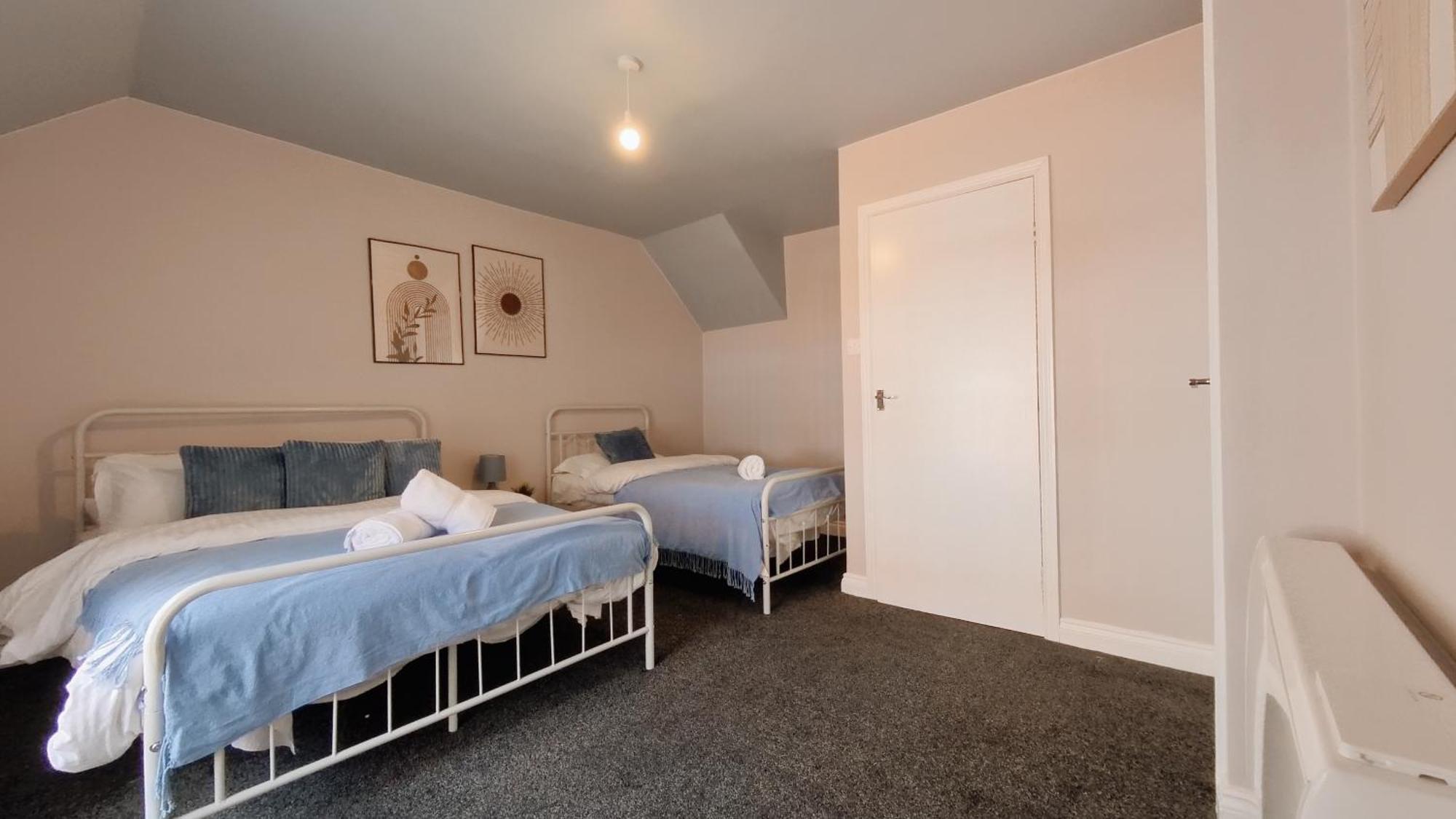 Spacious Duplex With 2 Bathrooms With Free Wi-fi, Parking And Keyless Access, Sleeps Up To 9 - Perfect For Groups * Birmingham