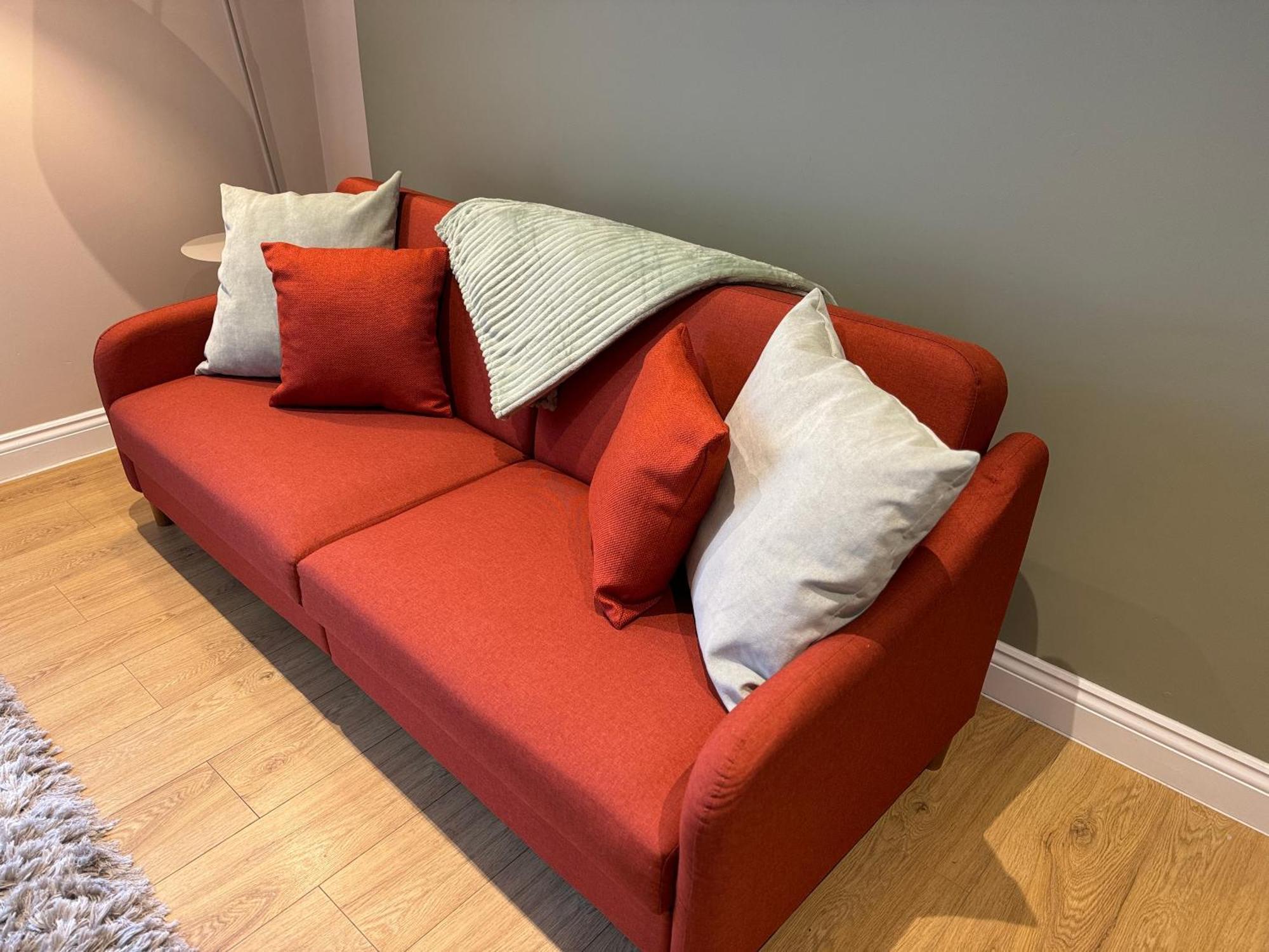 Apartment Spacious Duplex With 2 Bathrooms With Free Wi-fi, Parking And Keyless Access, Sleeps Up To 9 - Perfect For Groups