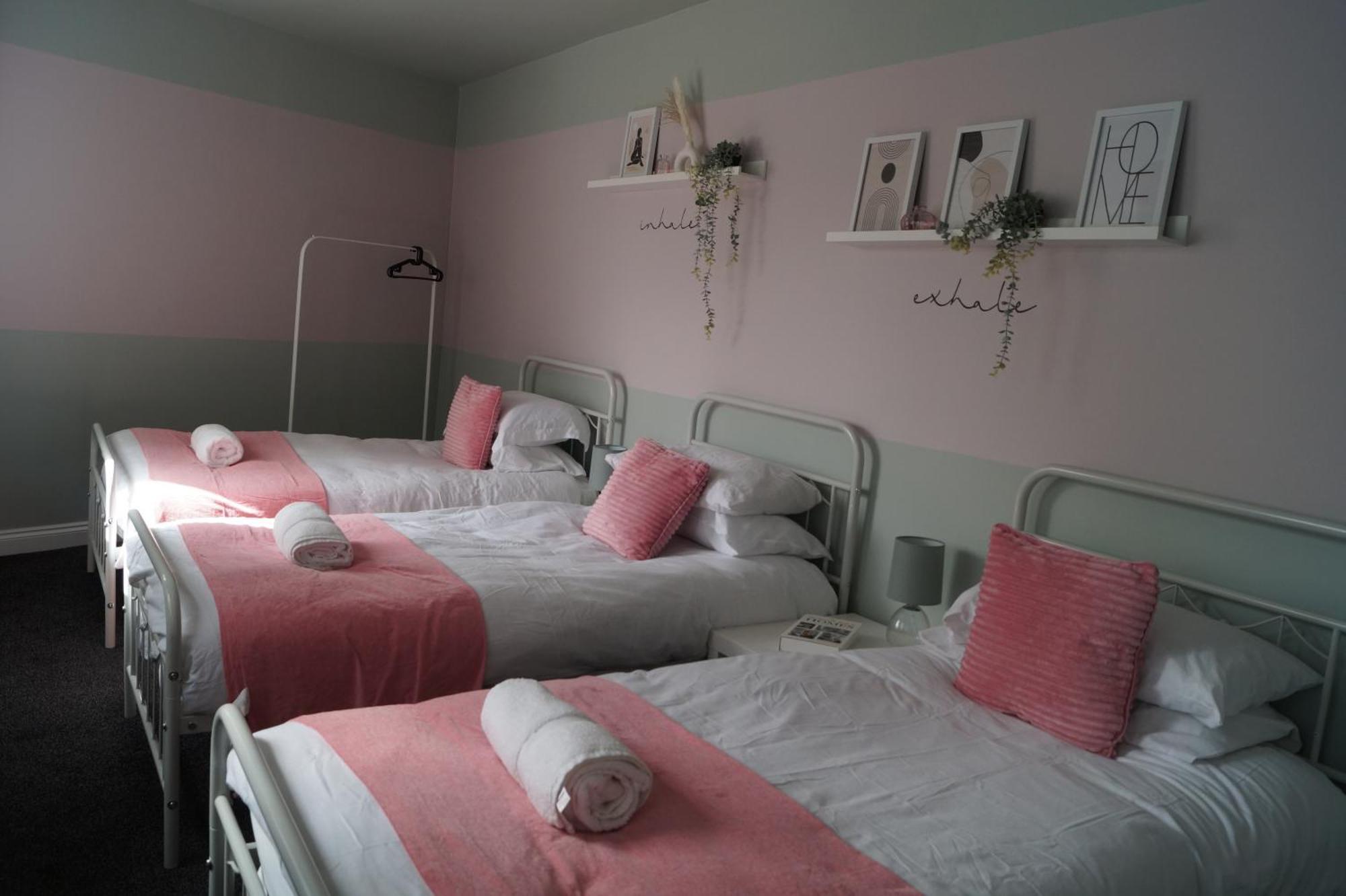 Spacious Duplex With 2 Bathrooms With Free Wi-fi, Parking And Keyless Access, Sleeps Up To 9 - Perfect For Groups *
