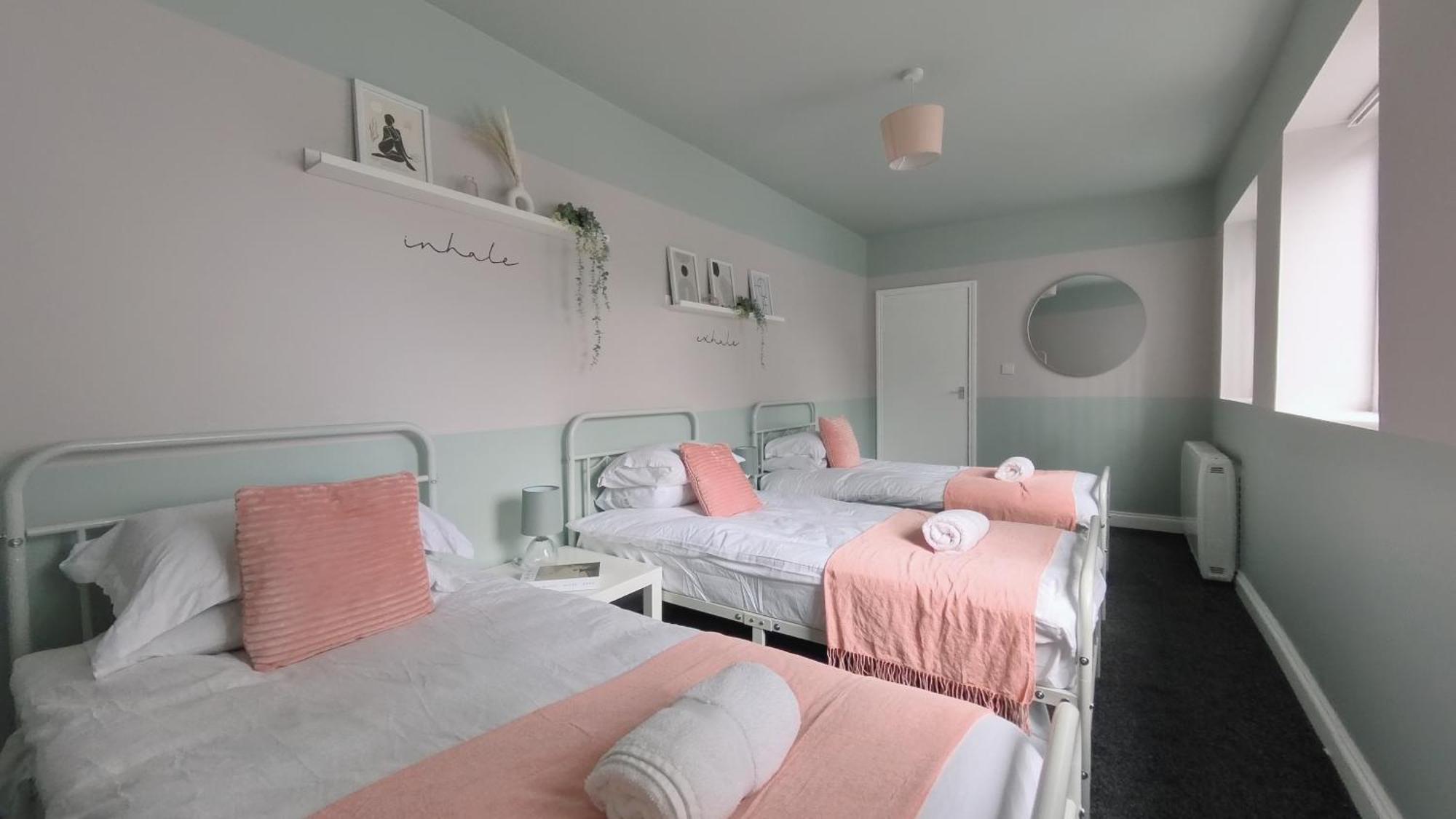 Spacious Duplex With 2 Bathrooms With Free Wi-fi, Parking And Keyless Access, Sleeps Up To 9 - Perfect For Groups Apartment *