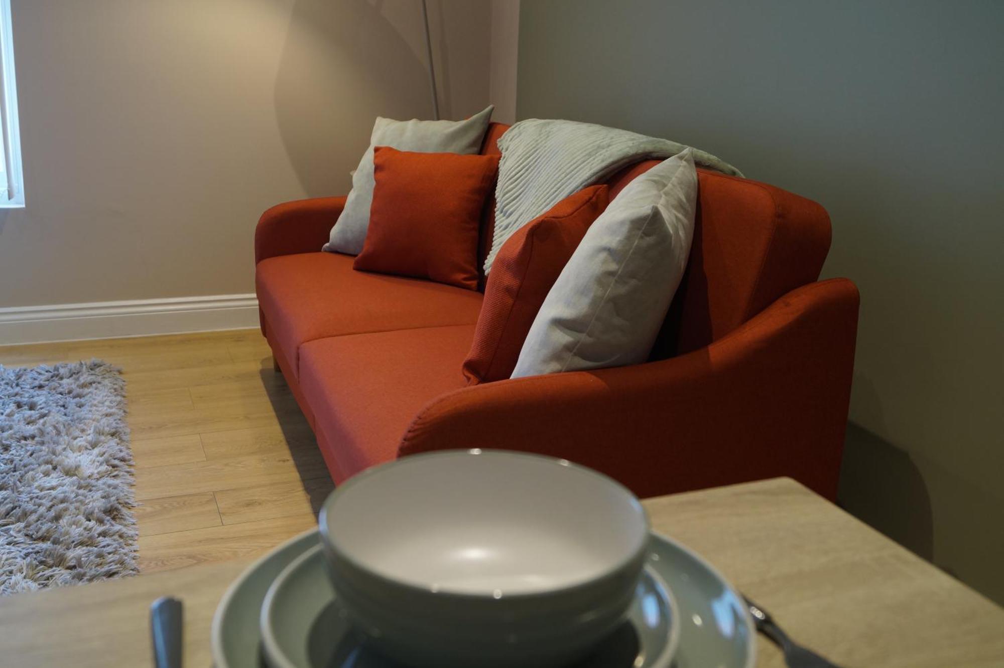 Spacious Duplex With 2 Bathrooms With Free Wi-fi, Parking And Keyless Access, Sleeps Up To 9 - Perfect For Groups *