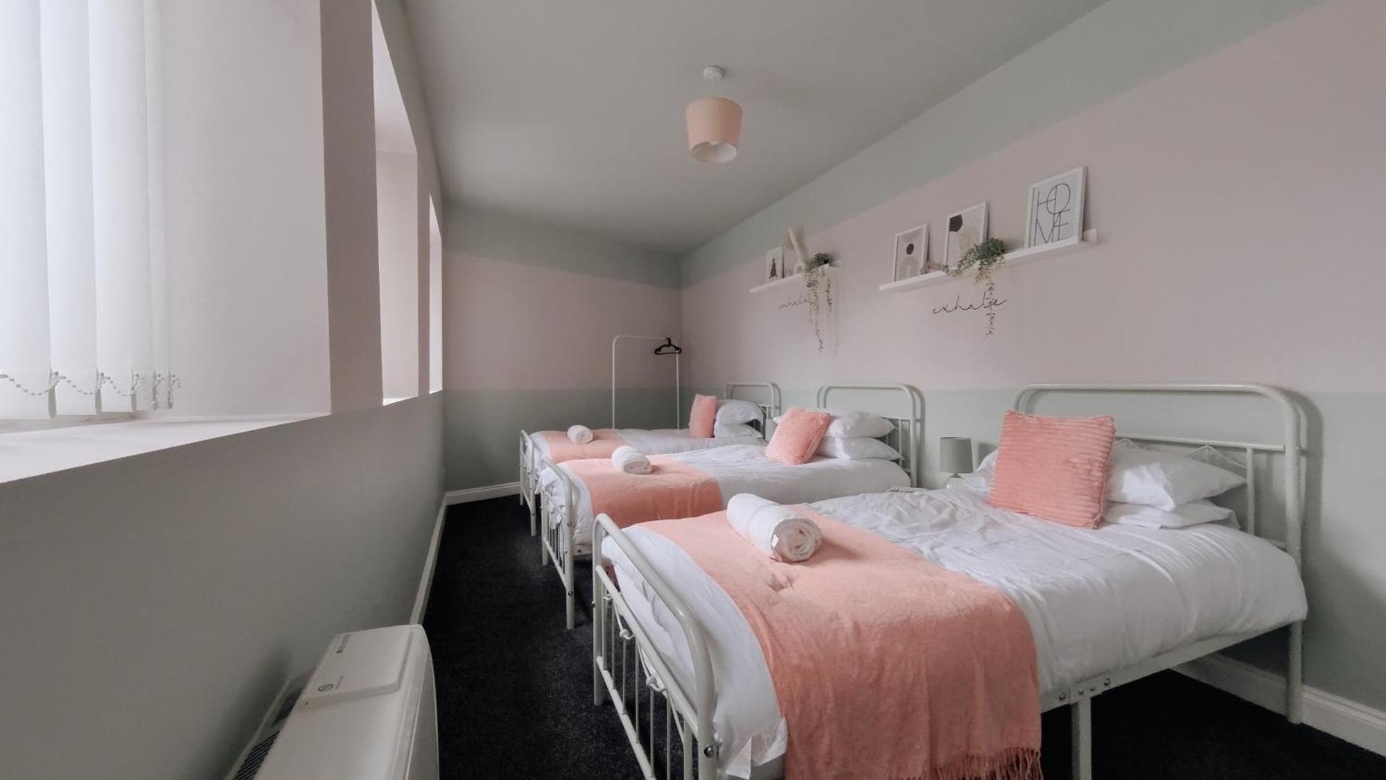 Apartment Spacious Duplex With 2 Bathrooms With Free Wi-fi, Parking And Keyless Access, Sleeps Up To 9 - Perfect For Groups Birmingham