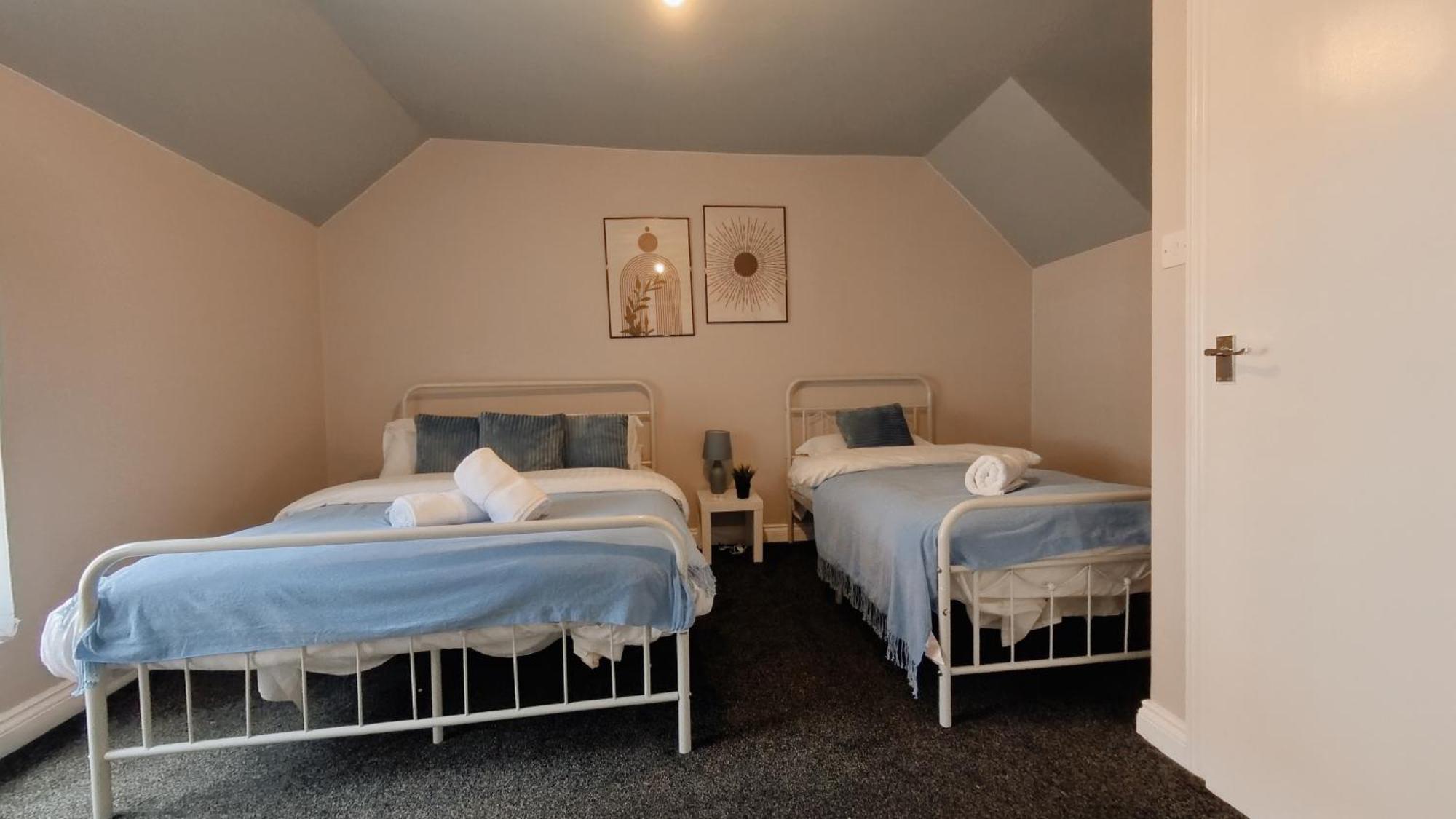 Apartment Spacious Duplex With 2 Bathrooms With Free Wi-fi, Parking And Keyless Access, Sleeps Up To 9 - Perfect For Groups